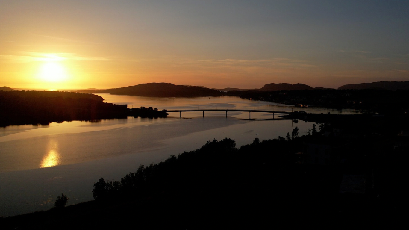 Vi ska sj&aring; sola g&aring; ned i havet, synger D.D.E. i en av sine fineste l&aring;ter. Det kan fort bli en dagligdags greie om du flytter til Kj&aelig;rlighetssien 101 - og v&aelig;rgudene spiller p&aring; lag da.
