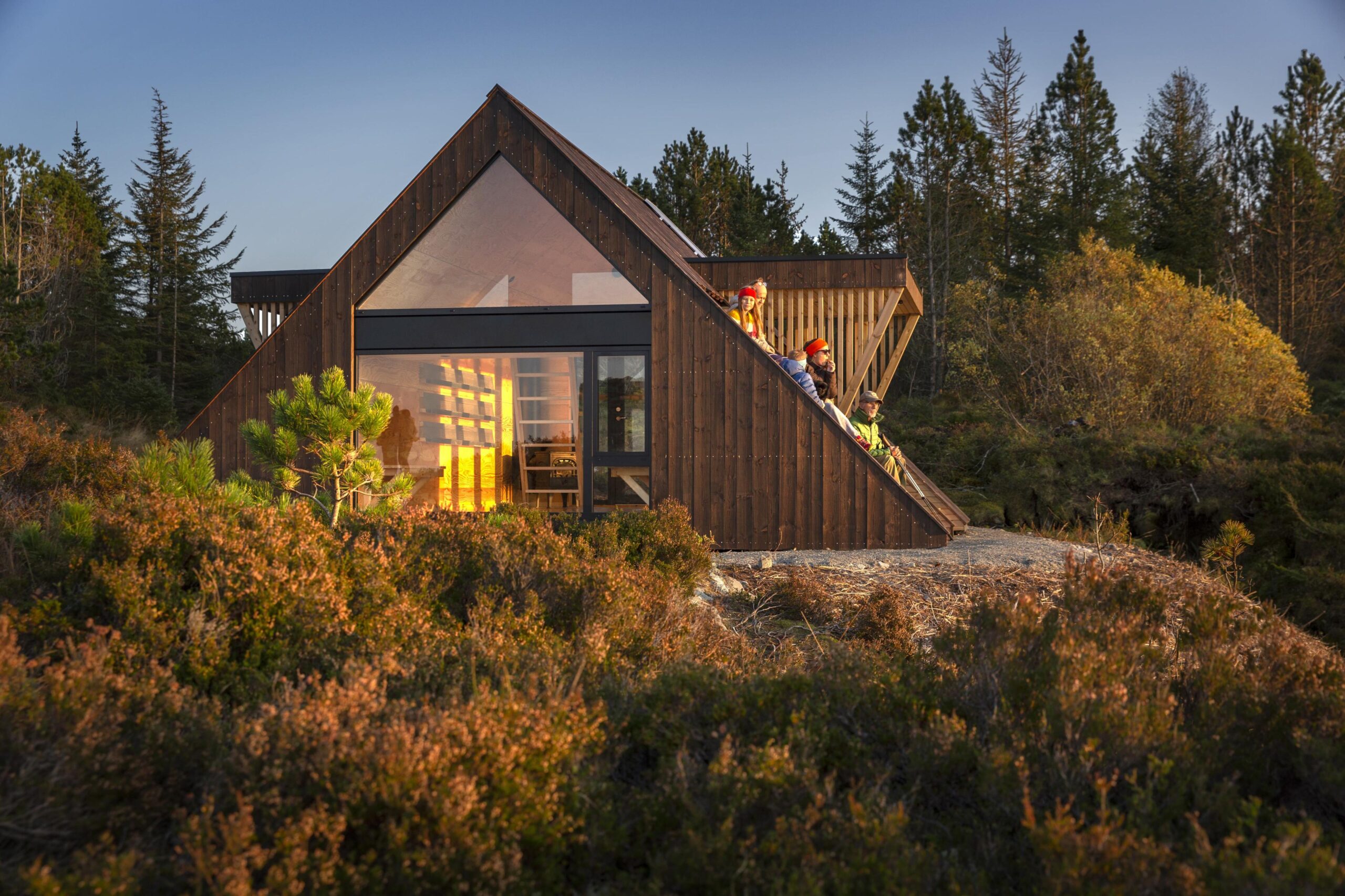 Eksempel på dagsturhytte. Denne ligger ved Vardetangen i Austrheim kommune. (Foto: Jan M. Lillebø/Trøndelag fylkeskommune)