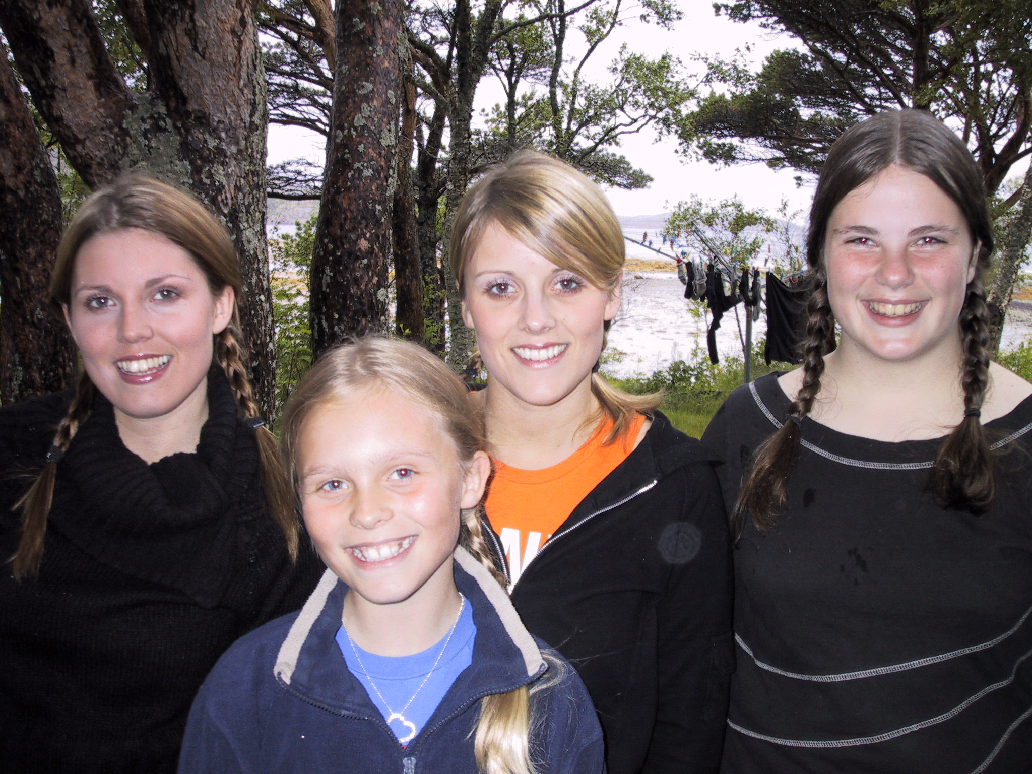 Hovedrolleinnehavere i tidligere utgaver av "Inga fra &oslash;ya", fra venstre:  Julie Dahle Aag&aring;rd, Tora Dahle Aag&aring;rd, Inga Dahle Aag&aring;rd og Anna Josefine Kval&oslash;s&aelig;ter. (Foto: Privat).