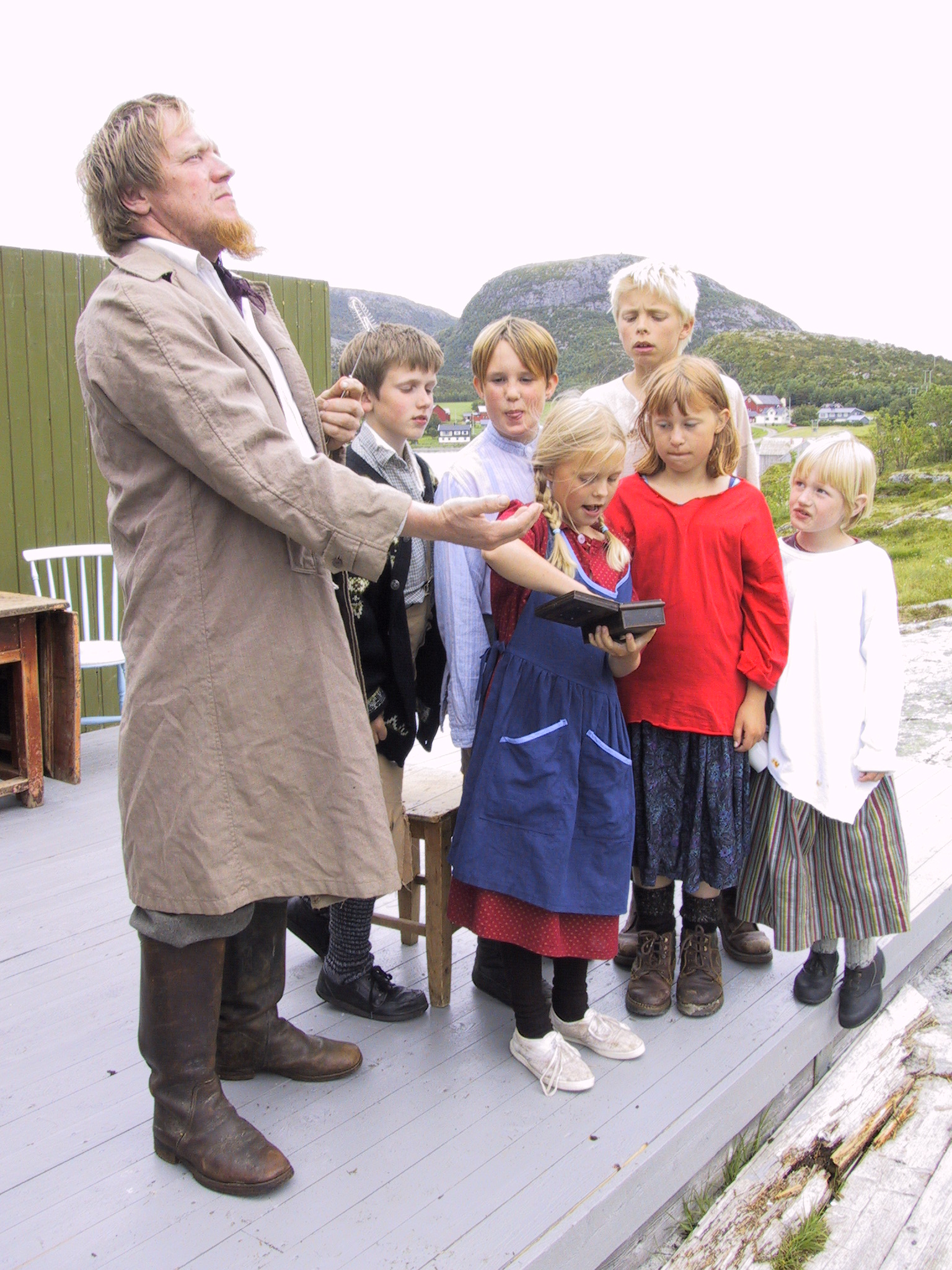 Her ser vi Ole Martin Dahle med disse barna: Odin Dahle, Anna Pauline Wisl&oslash;ff, Martin Fugl&aring;r. Foran: Tora Dahle Aag&aring;rd, Siri Ovesen og Beate Lindseth Havstein. (Foto: Privat)