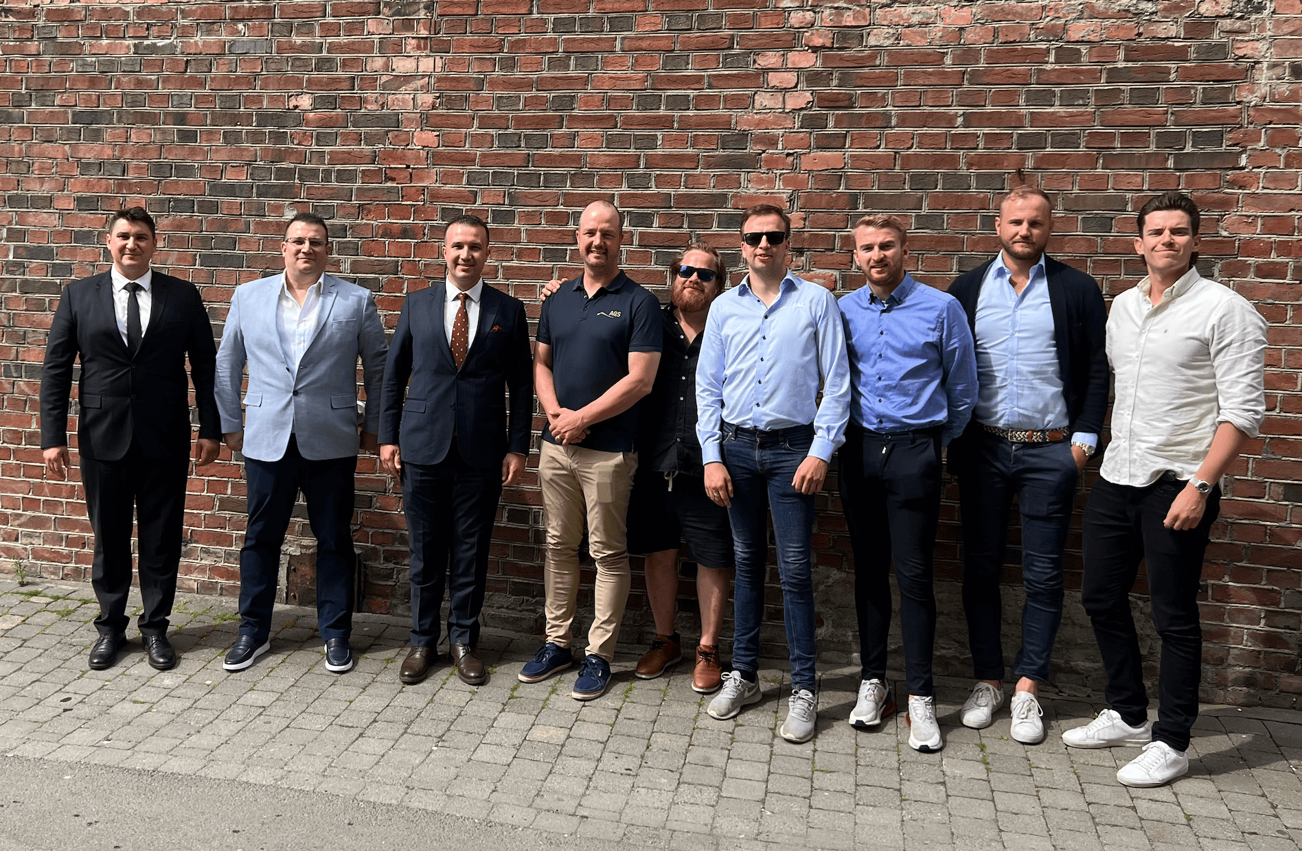 Avtalen om nybygg er i boks. Fra venstre: teknisk sjef Samet Cirlak, daglig leder G&ouml;rkem Uckan og styreleder Vedat Dogusel i TRX Marine, videre markeds- og teknologisjef Kristian Hjertvik, skipper John V&aelig;rnes, teknisk sjef Kim Aakervik og styremedlem og eier Edvard L&oslash;fsn&aelig;s i AQS, samt daglig leder og partner H&aring;kon Rugland og partner Patrick Ramsberg i Skagen Ship Consulting. (Foto: Skagen)