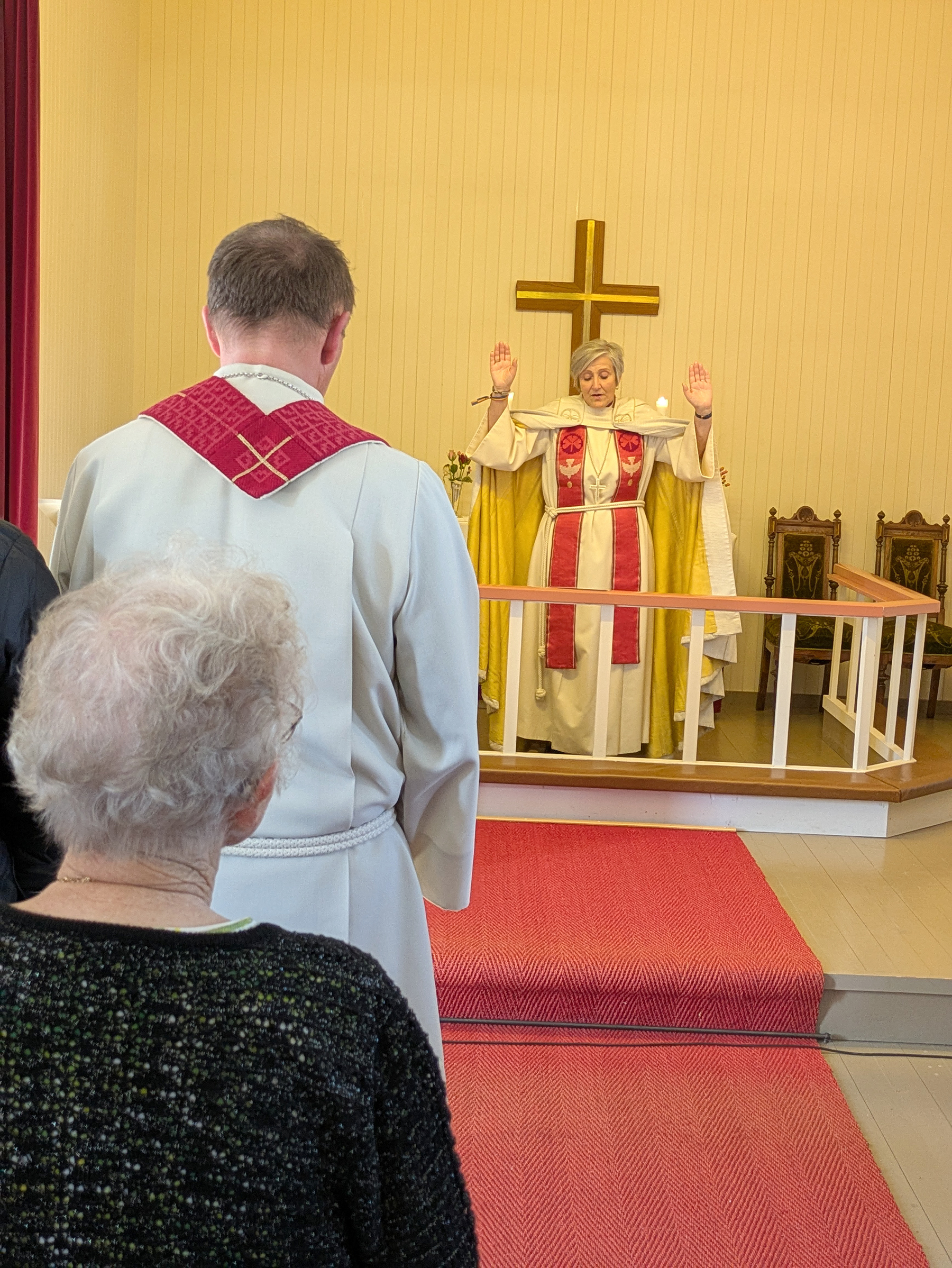 Bygda var p&aring; plass da bispen hadde bursdagspreken og lyste fred over det lille grendelaget med 30-40 sjeler p&aring; S&aelig;tervika i helga.