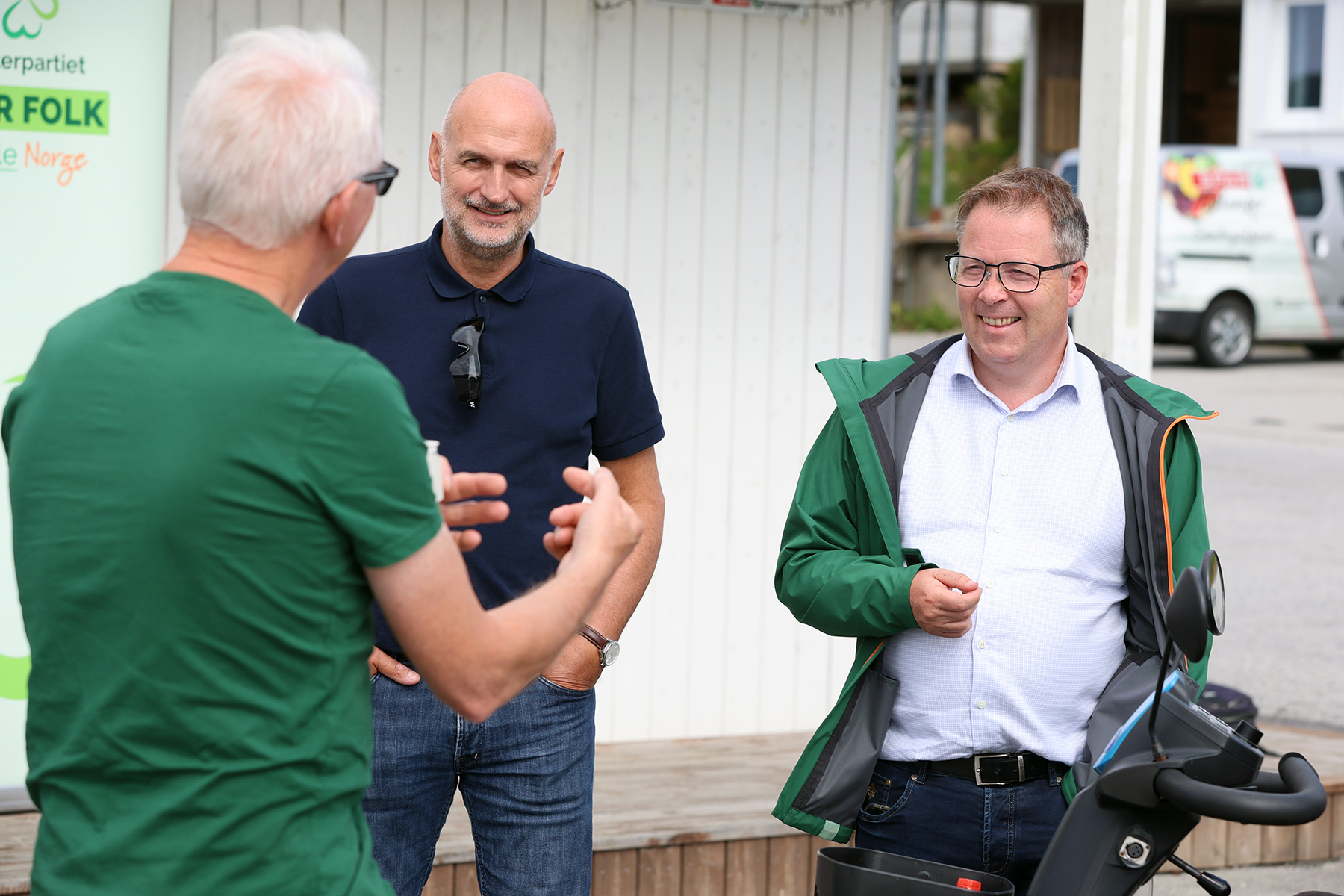 Per Olav Tyldum (til venstre) og Bj&oslash;rn Arild Gram ble grundig informert om siste utvikling i vei- og bru-saken Sitter-Lauvsnes av ordf&oslash;rer Olav J&oslash;rgen Bj&oslash;rk&aring;s.