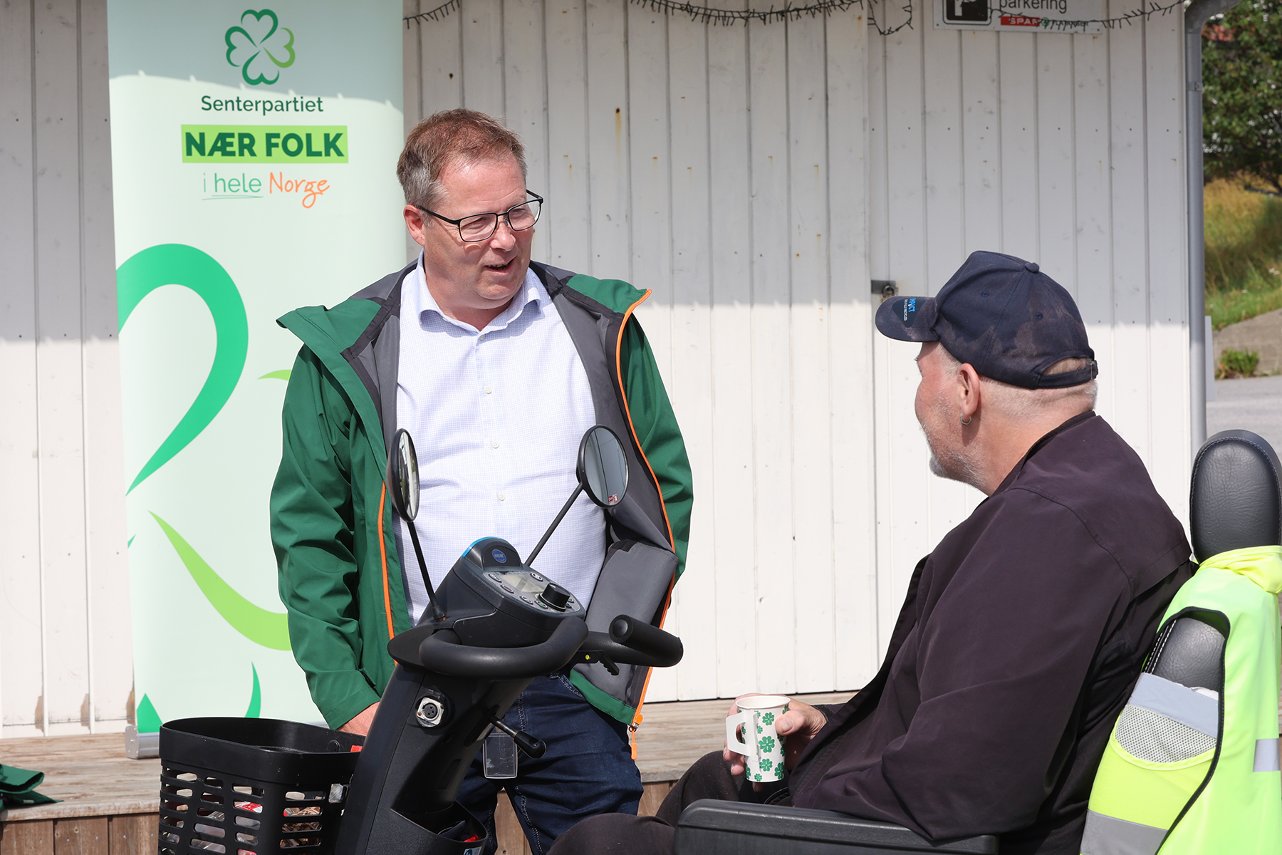 Bj&oslash;rn Arild Gram i prat med P&aring;l Aage Trana H&oslash;stland utenfor Spar p&aring; Lauvsnes torsdag.