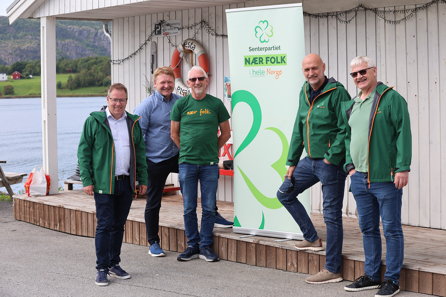 Senterpartiet driver valgkamp, og bes&oslash;kte Flatanger torsdag. Fra venstre: Bj&oslash;rn Arild Gram, &Oslash;ivind Str&oslash;m, Olav J&oslash;rgen Bj&oslash;rk&aring;s, Per Olav Tyldum og Bj&oslash;rn Ludvig Bergsmo.