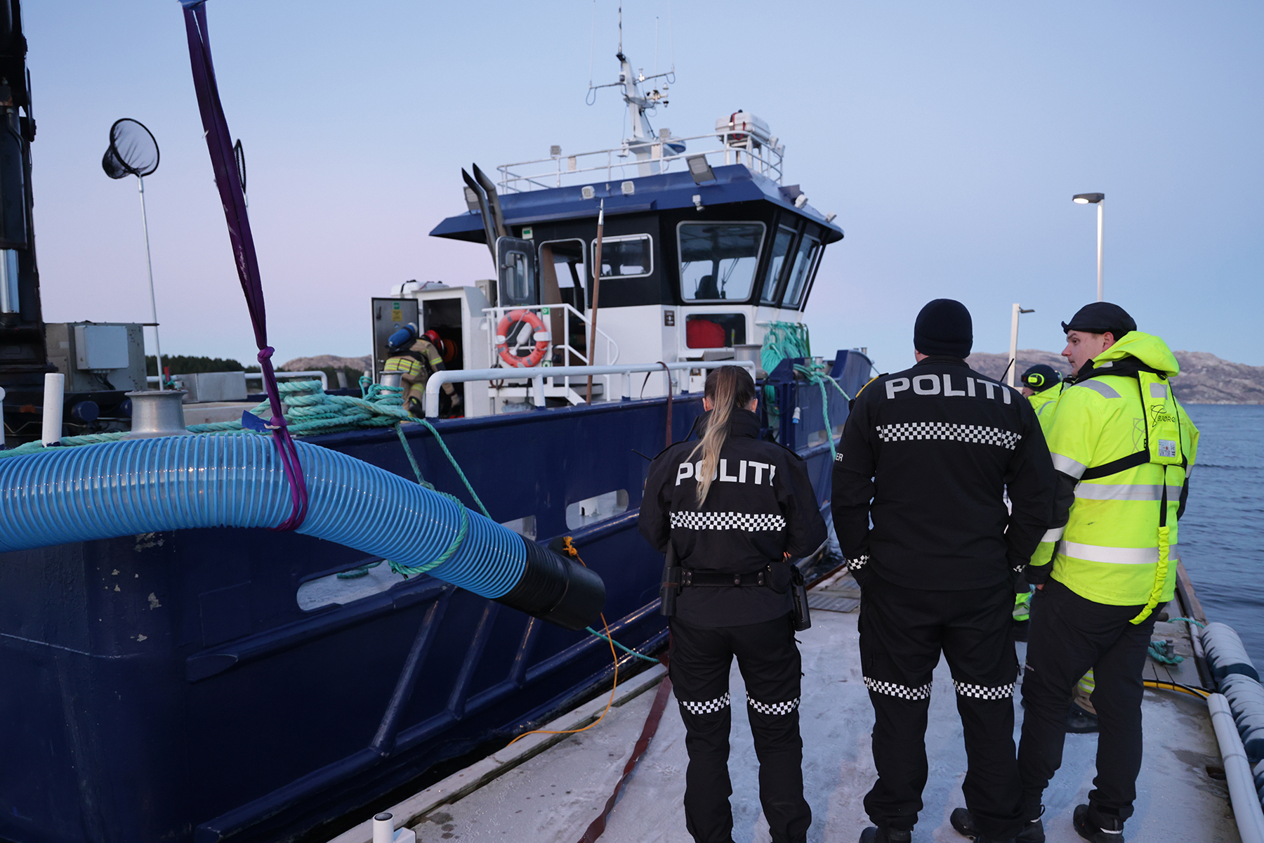 Politiet oppretter rutinemessig en sak n&aring;r det oppst&aring;r brann. Her er politibetjentene i samtale med driftsleder Viktor Meland.