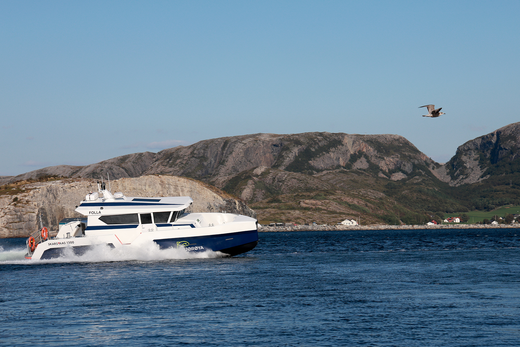 Den nye hurtigg&aring;ende personellb&aring;ten gj&oslash;r 28-29 fot i marsjfart, og er bygd for r&oslash;ffe forhold.