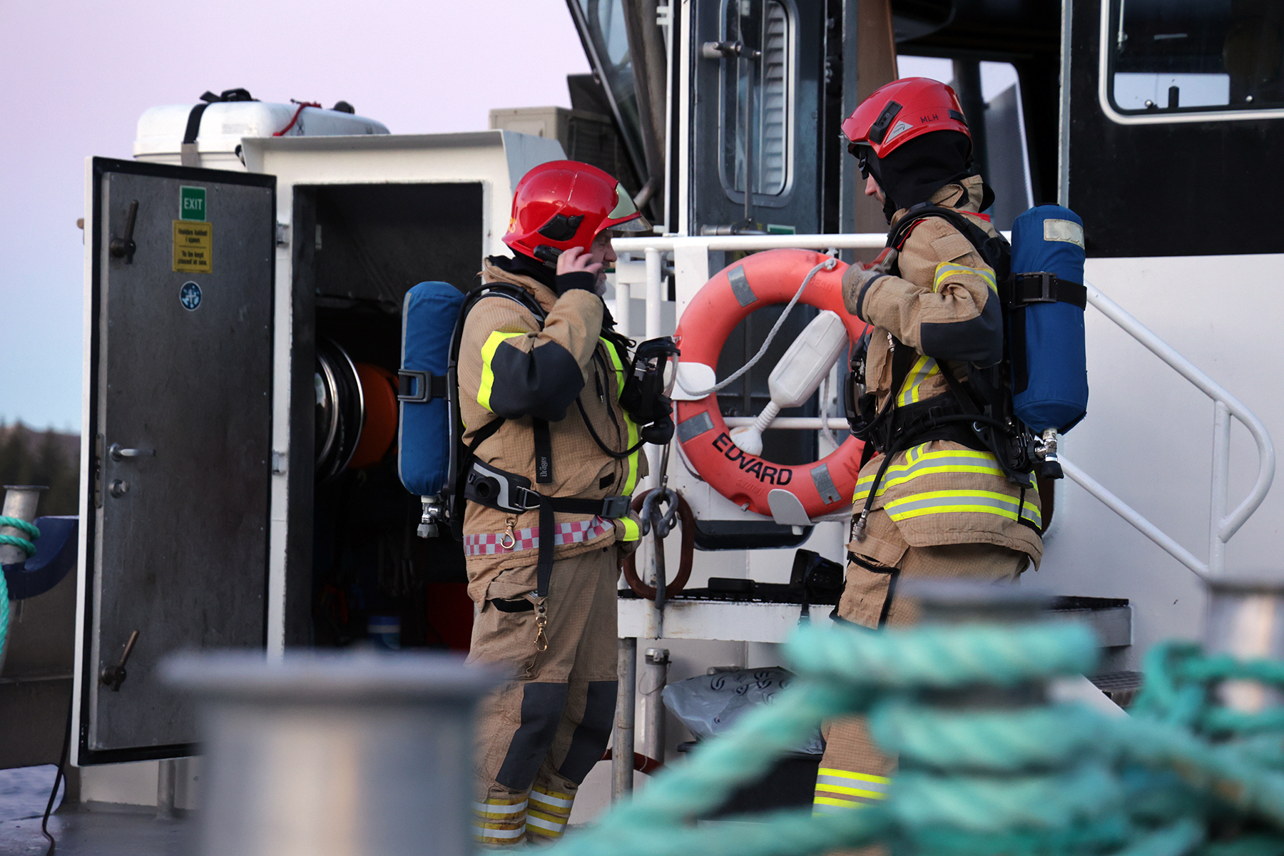 R&oslash;ykdykkerne Tor Roald Lindseth (til venstre) og Mikael L&oslash;fsn&aelig;s Haagensen unders&oslash;kte maskinrommet.