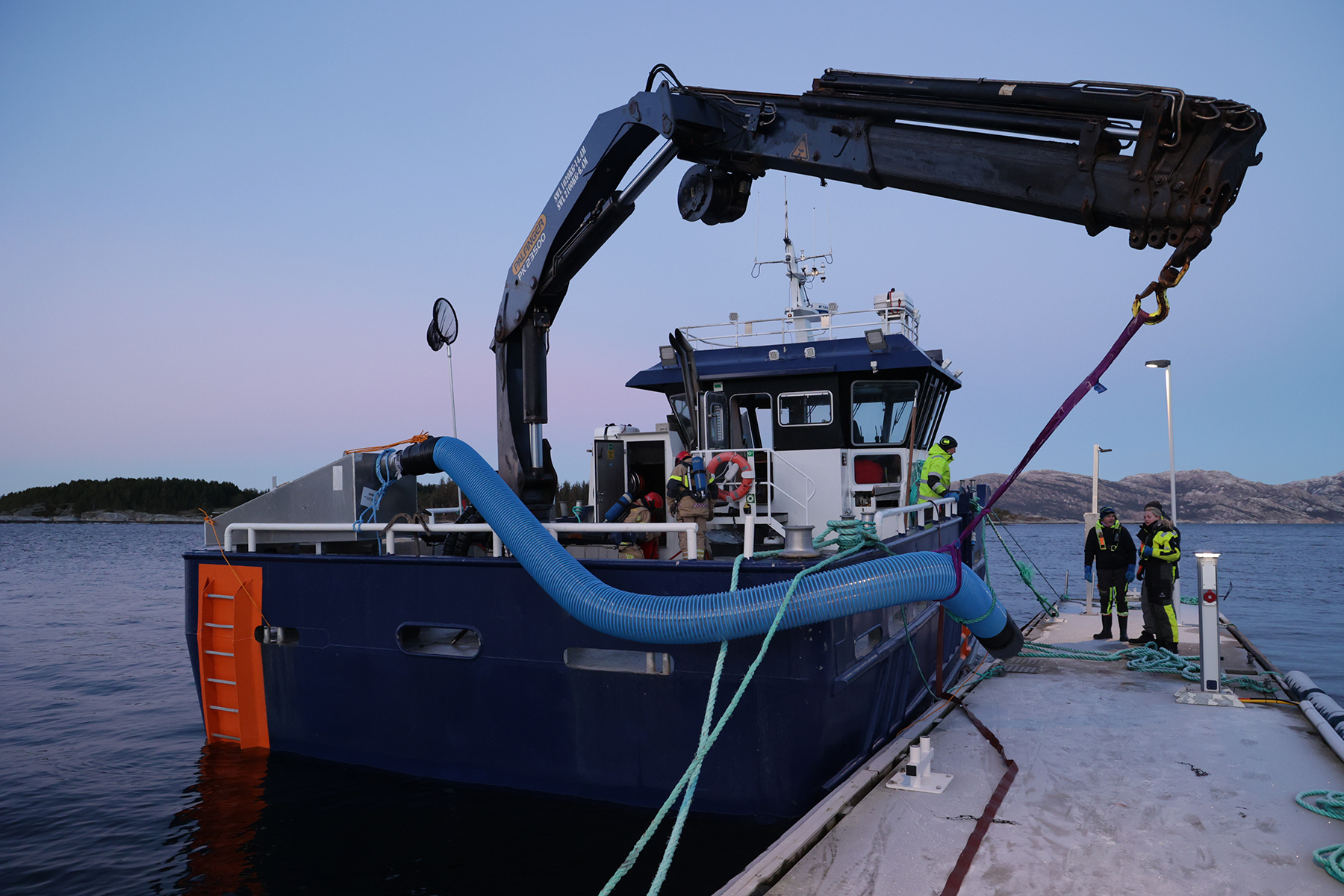 Arbeidsb&aring;ten &laquo;Edvard&raquo; var i gang med oppsamling av d&oslash;dfisk da det begynte &aring; brenne i maskinrommet. Den ble slept til kai i Bj&oslash;r&oslash;yst&oslash;a.