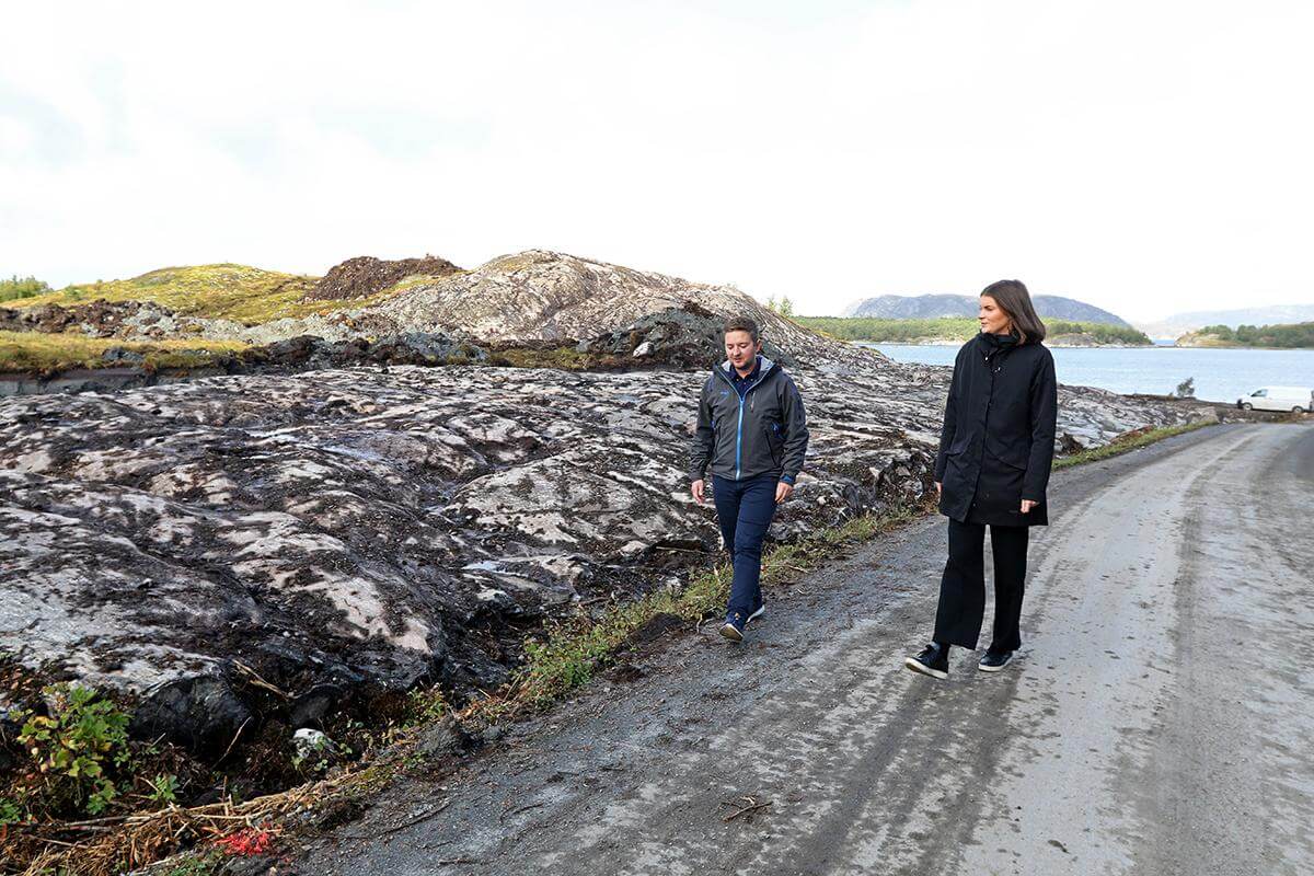 Anleggsarbeidet p&aring;g&aring;r n&aring; inntil veien til L&oslash;v&oslash;ya. Ole Martin L&oslash;fsn&aelig;s og Hanne S&oslash;rum i Bj&oslash;r&oslash;ya &oslash;nsker at omr&aring;det skal v&aelig;re klart til bygging den dagen konsesjonen er i boks.