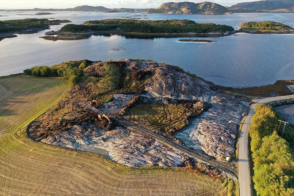 Arbeidet med tomta, som ligger mellom Bj&oslash;r&oslash;yst&oslash;a og valen mellom Stor&oslash;ya og Litl&oslash;ya, har startet.