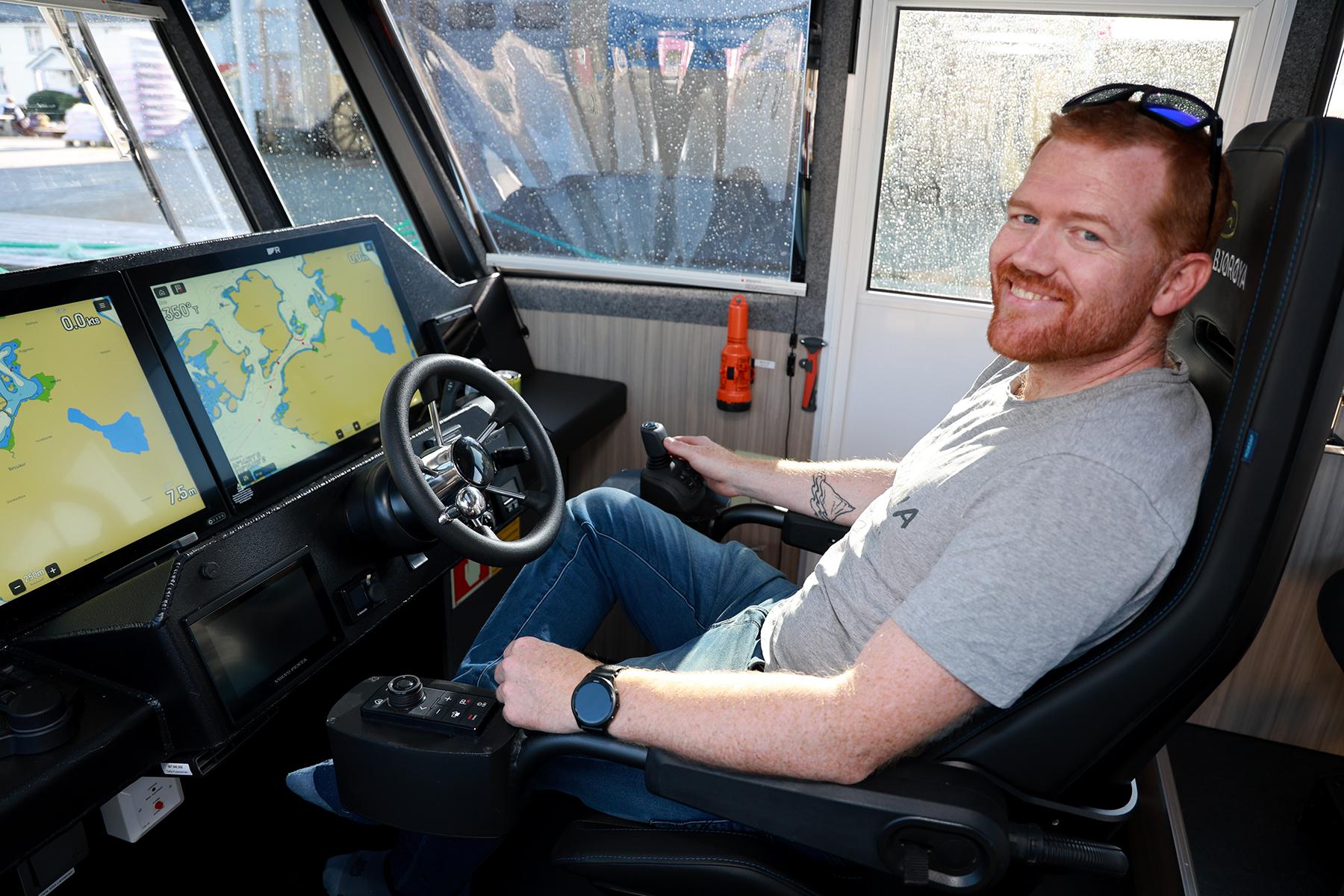 Espen Lindseth Havstein i den nye hurtigg&aring;ende b&aring;ten, med midtstilt f&oslash;rerplass og dobbelt sett av kritiske funksjoner som kartplotter.