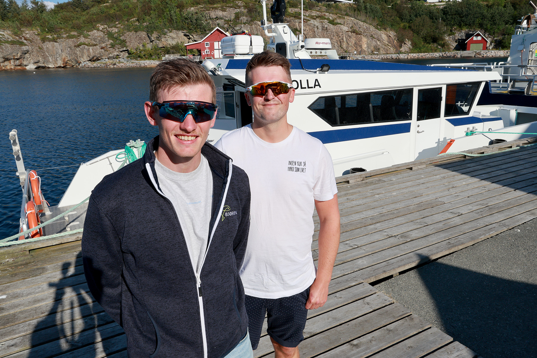 Fredrik Dahle Klocke (til venstre) og Christian Johansen jobber p&aring; Djuptaren, og skal bruke den nye b&aring;ten til og fra.