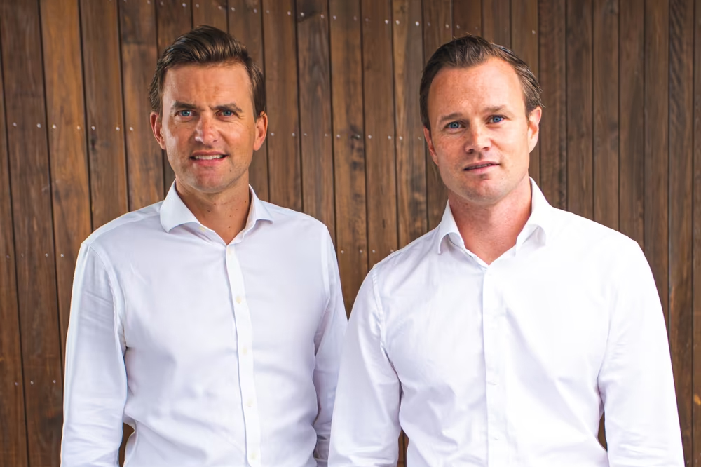 Kjetil Haga (til venstre) og Simen Landmark startet Bluefront Equity i 2020, og går nå tungt inn i Aqua Kompetanse. (Foto: Bluefront Equity)