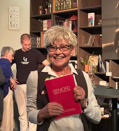 Siri med boka ho har gitt ut saman med resten av skrivegruppa ho er med i. Foto: Privat. 