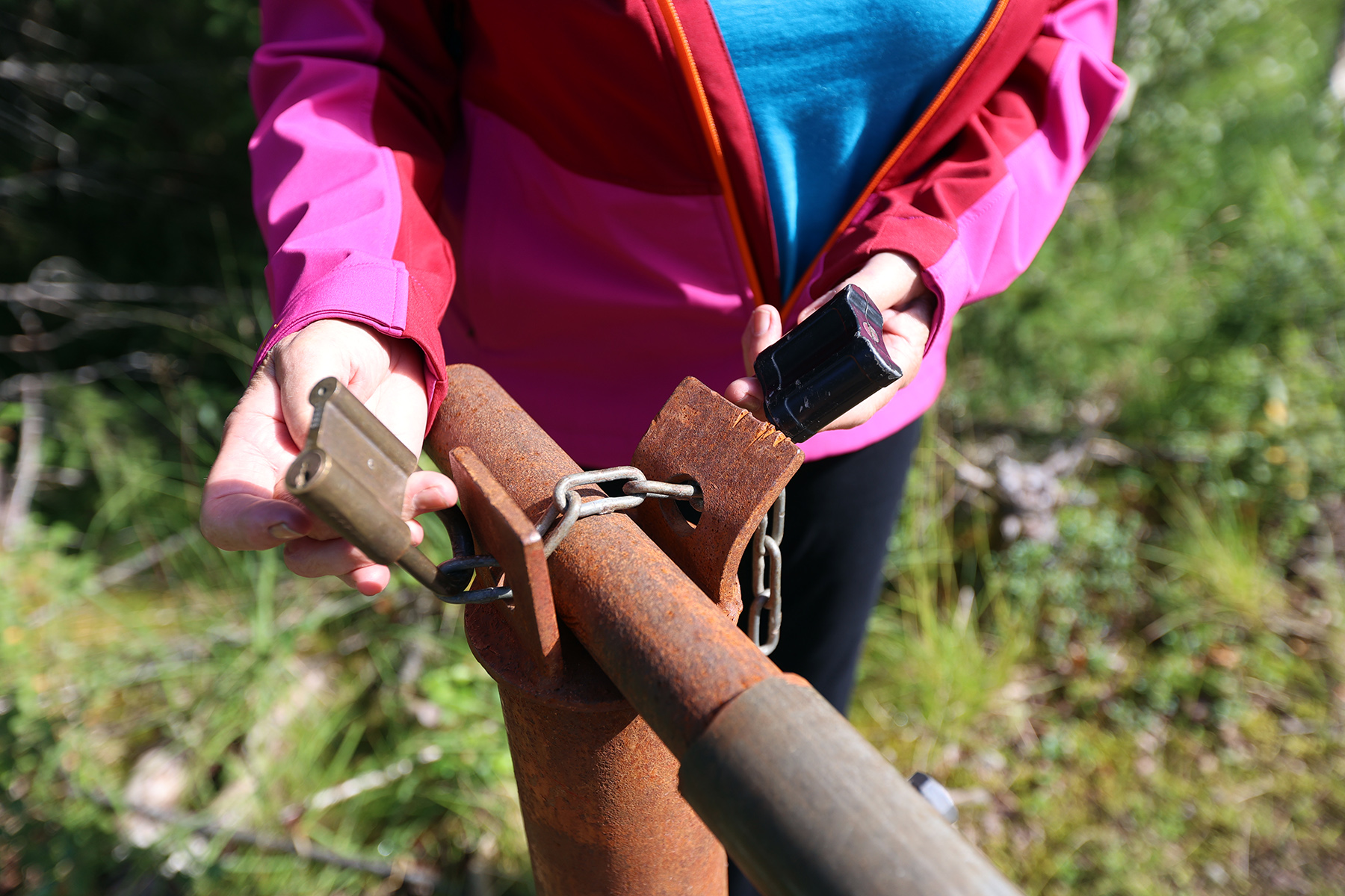 Da Kari Olsen skulle på moltetur, var bommen stengt med kjetting og to hengelåser.