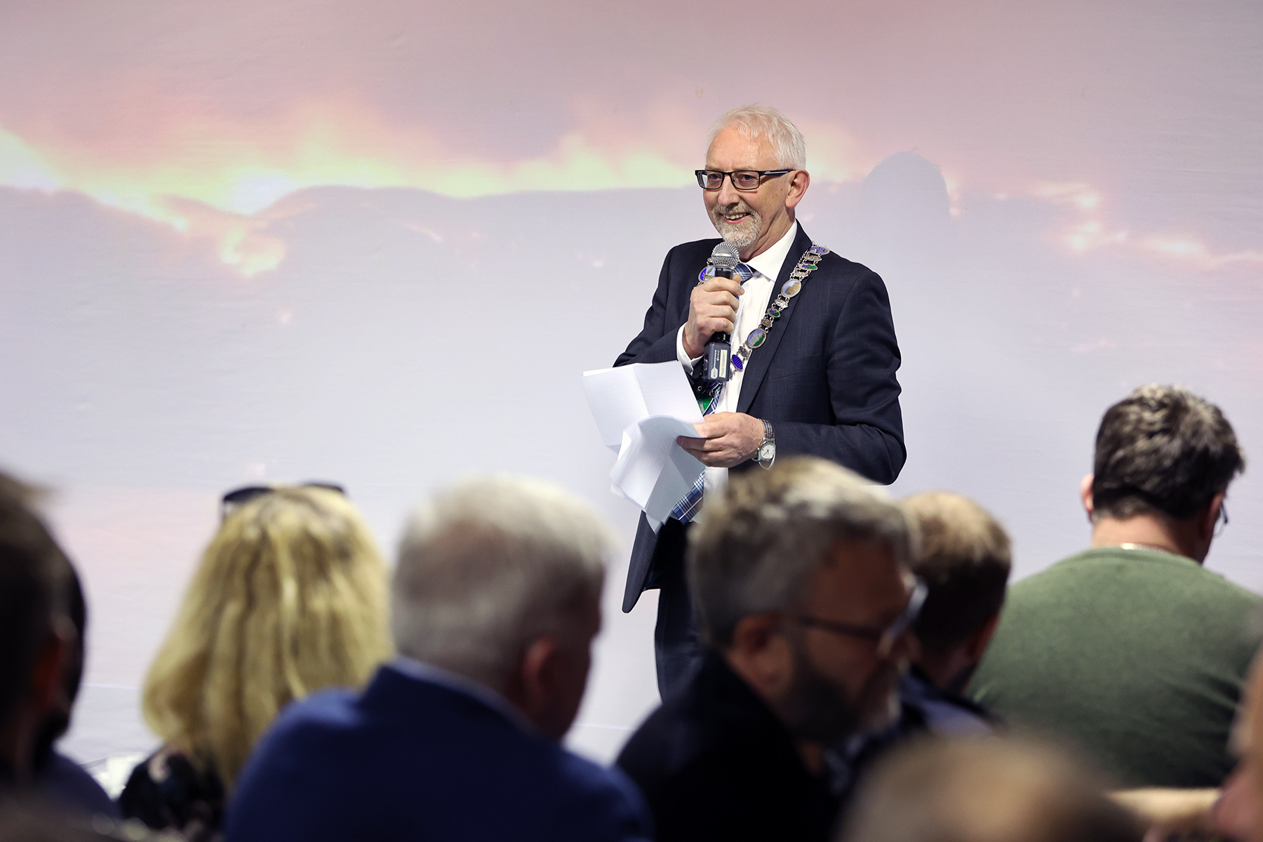 Flatanger-ordfører Olav Jørgen Bjørkås ønsket velkommen- Han var også ordfører under brannen.