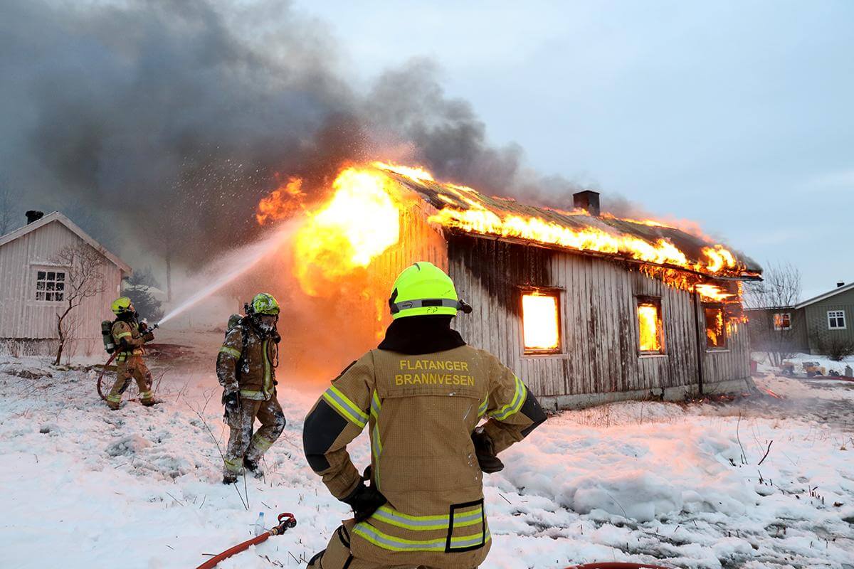 Etter at røykdykkerøvelsen var over, ble huset brent ned under kontrollerte former.