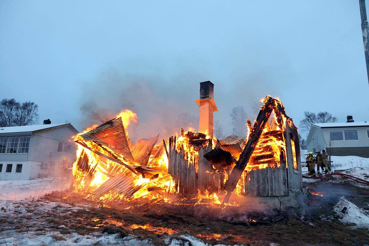 Huset ble til slutt brent helt ned, og ingen bygninger rundt ble skadet.