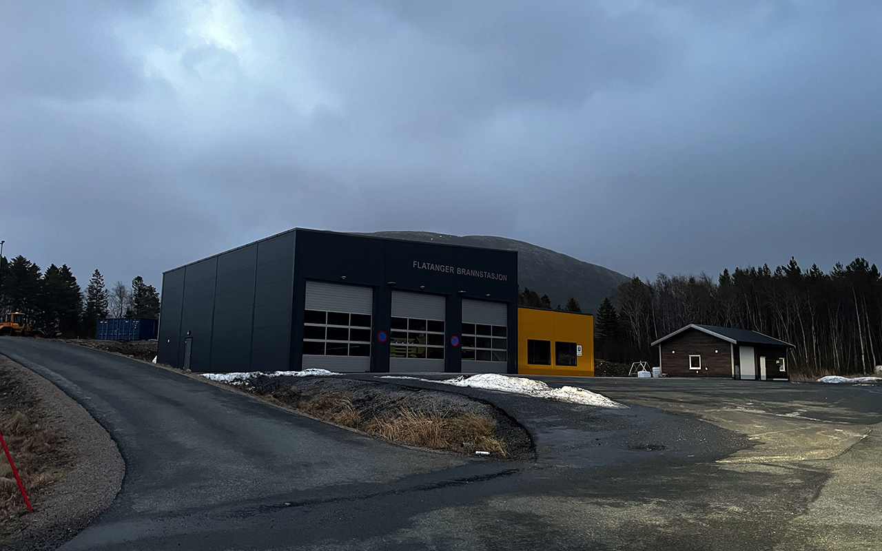 Brannstasjonen på Lauvsnes var uten strøm, og vinden sto rett på slik at mannskapet fryktet store skader om de store portene ble åpnet. (Foto: Jens Martin Olsen)