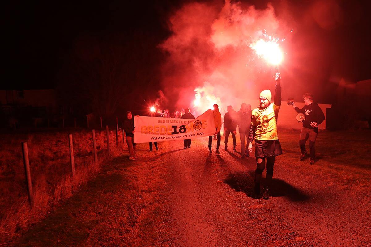 Karl Ivar Dahle H&oslash;stland ledet an opptoget i det det n&aelig;rmet seg Brede Moes barndomsheim.