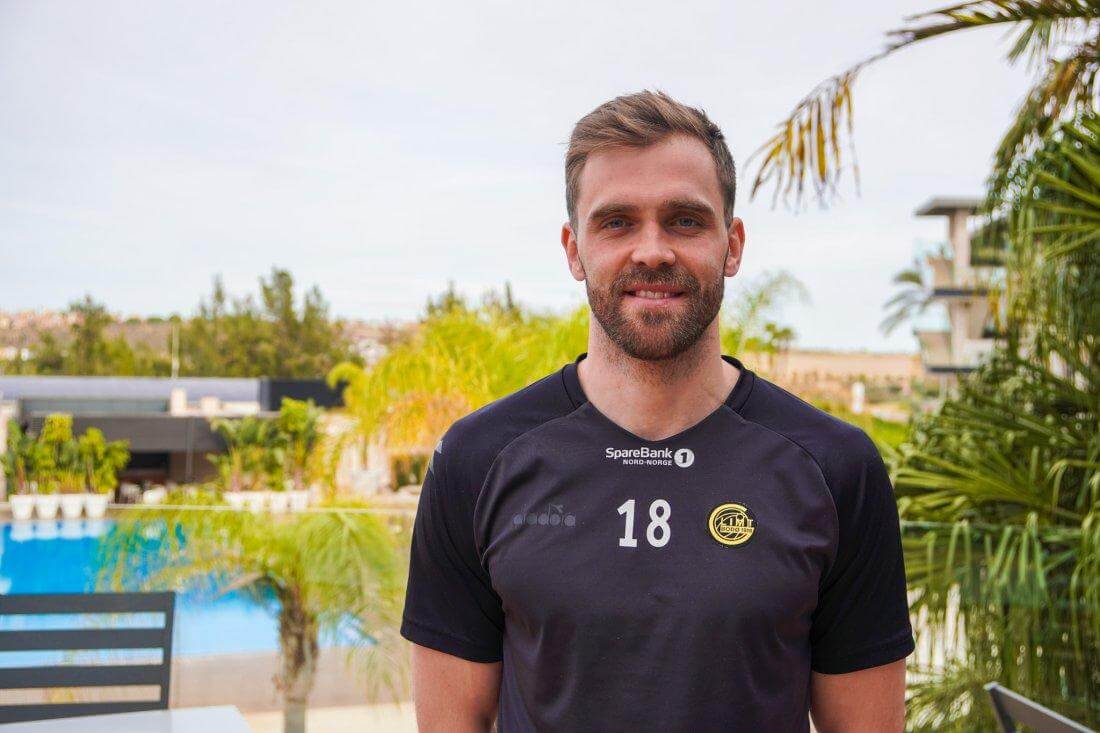 Brede Moe signerte kontrakten på spillerhotellet i Spania. (Foto: Bodø/Glimt)