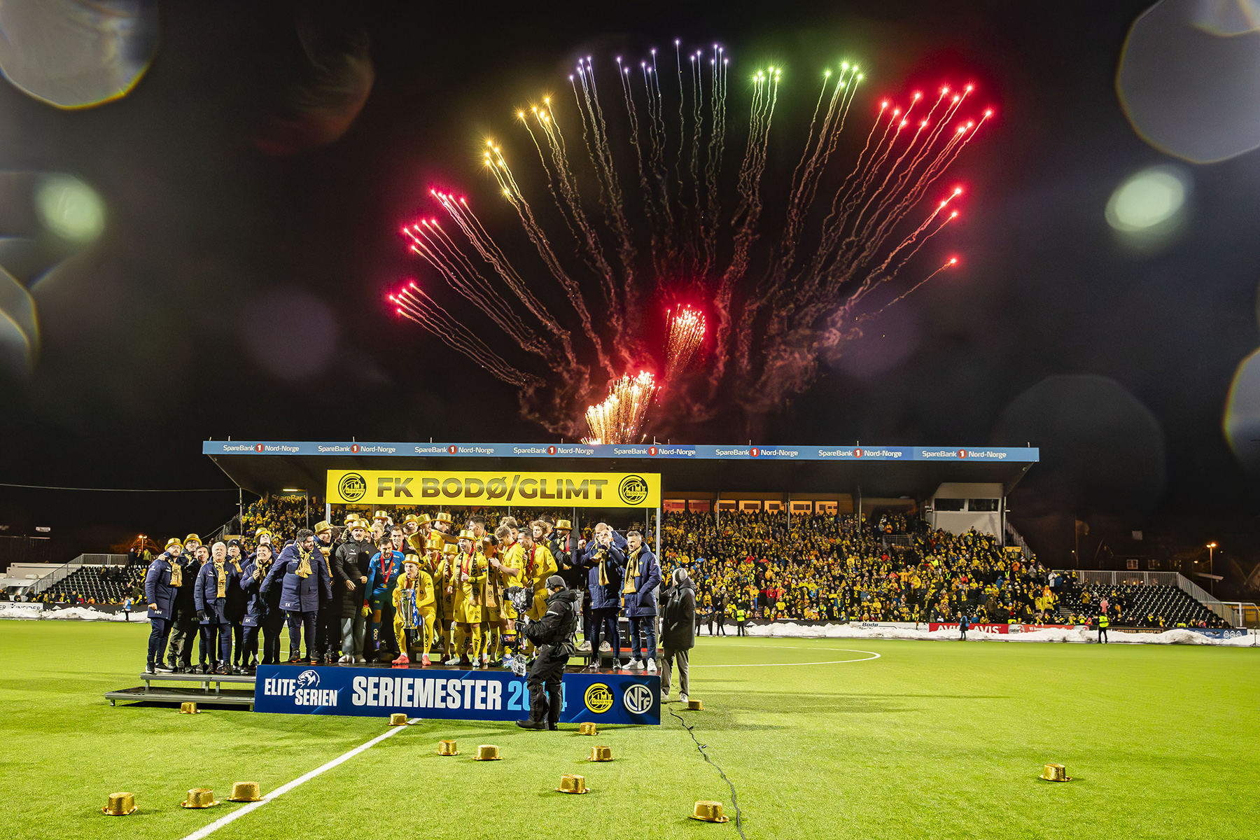 Fyrverkeri og fest da Bodø/Glimt tok sitt fjerde seriegull. Men på grunn av blaut bane kunne Glimt ikke tillate banestorming.(Foto: Odd Rune Wang)