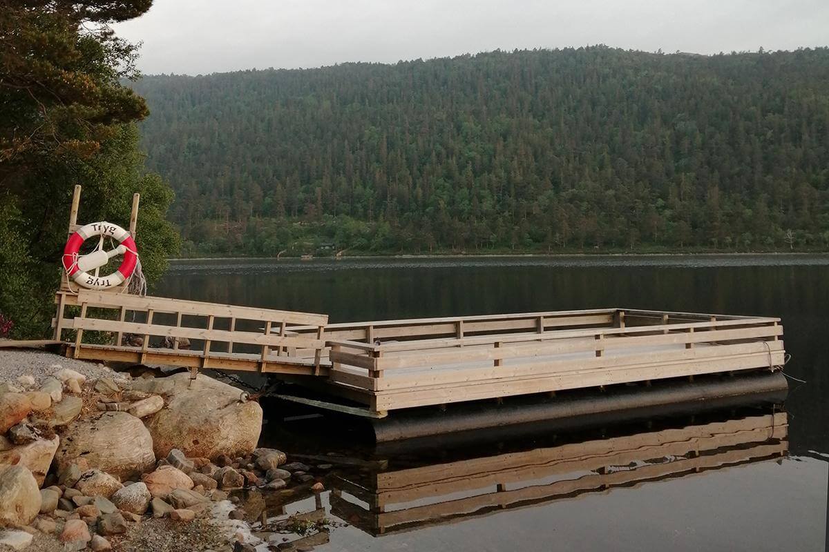 Brygga ligger fint til i Vikvatnet, og er et ypperlig utgangspunkt for fiske. (Foto: Otto K. Sandnes)