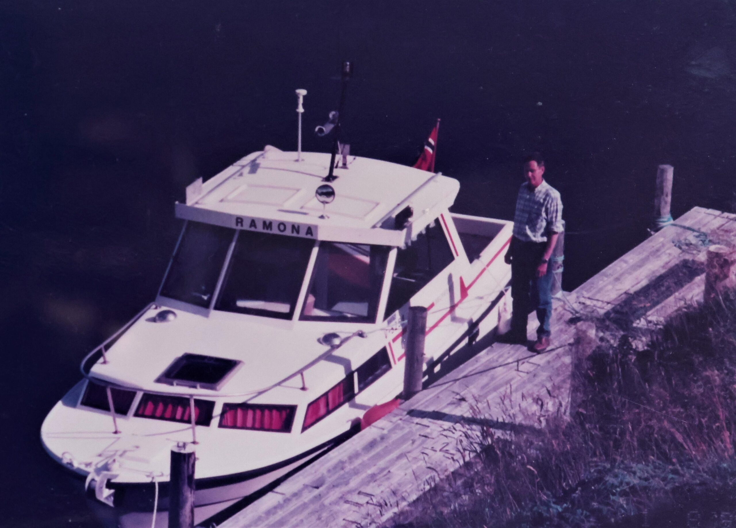 Waldemar med båten Ramona som han bygde sjølv. Foto: Privat.