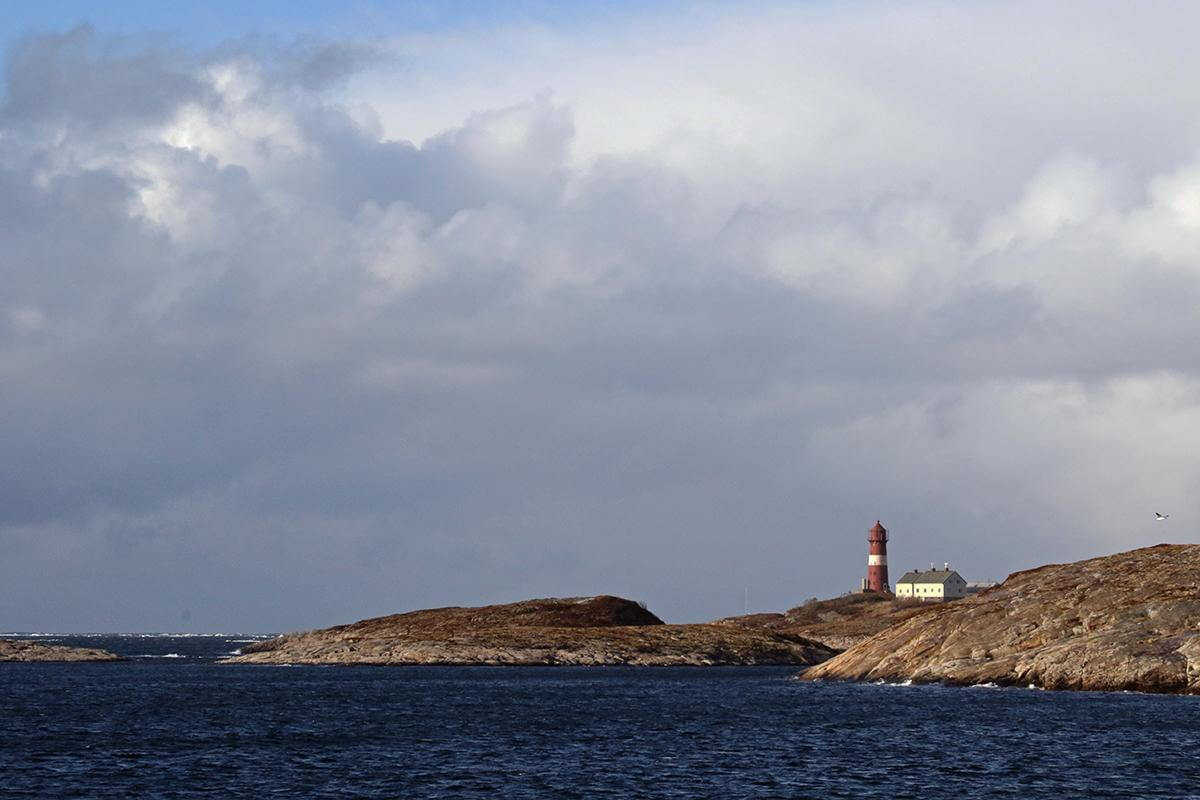 Kystverket eier Buholmråsa fyr, men Sætervik Handel har ansvaret for overnattingstilbudet på fyret.