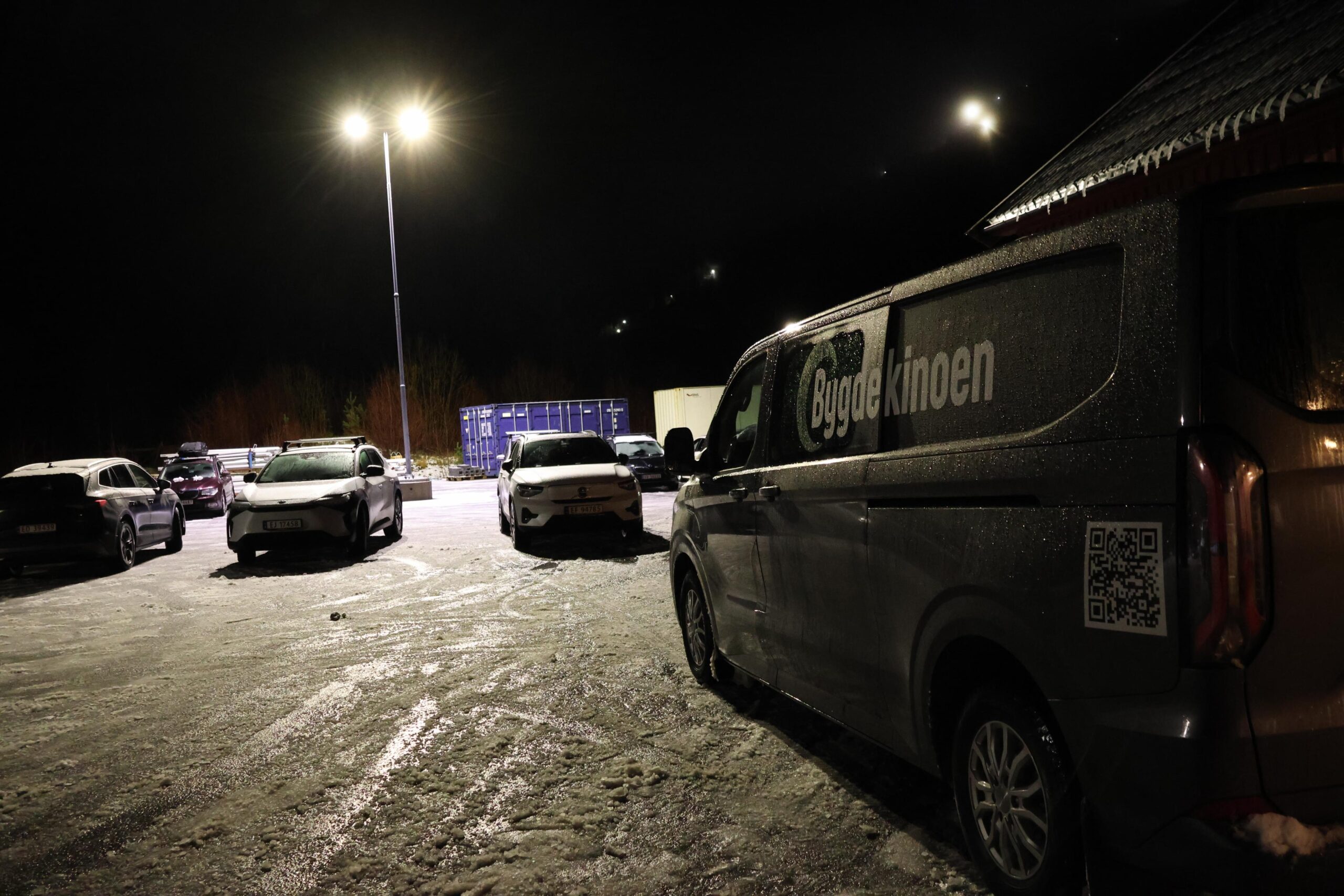 Det er m&aring;ndagskveld og kinotid. Bygdekinoen rullar vidare. 