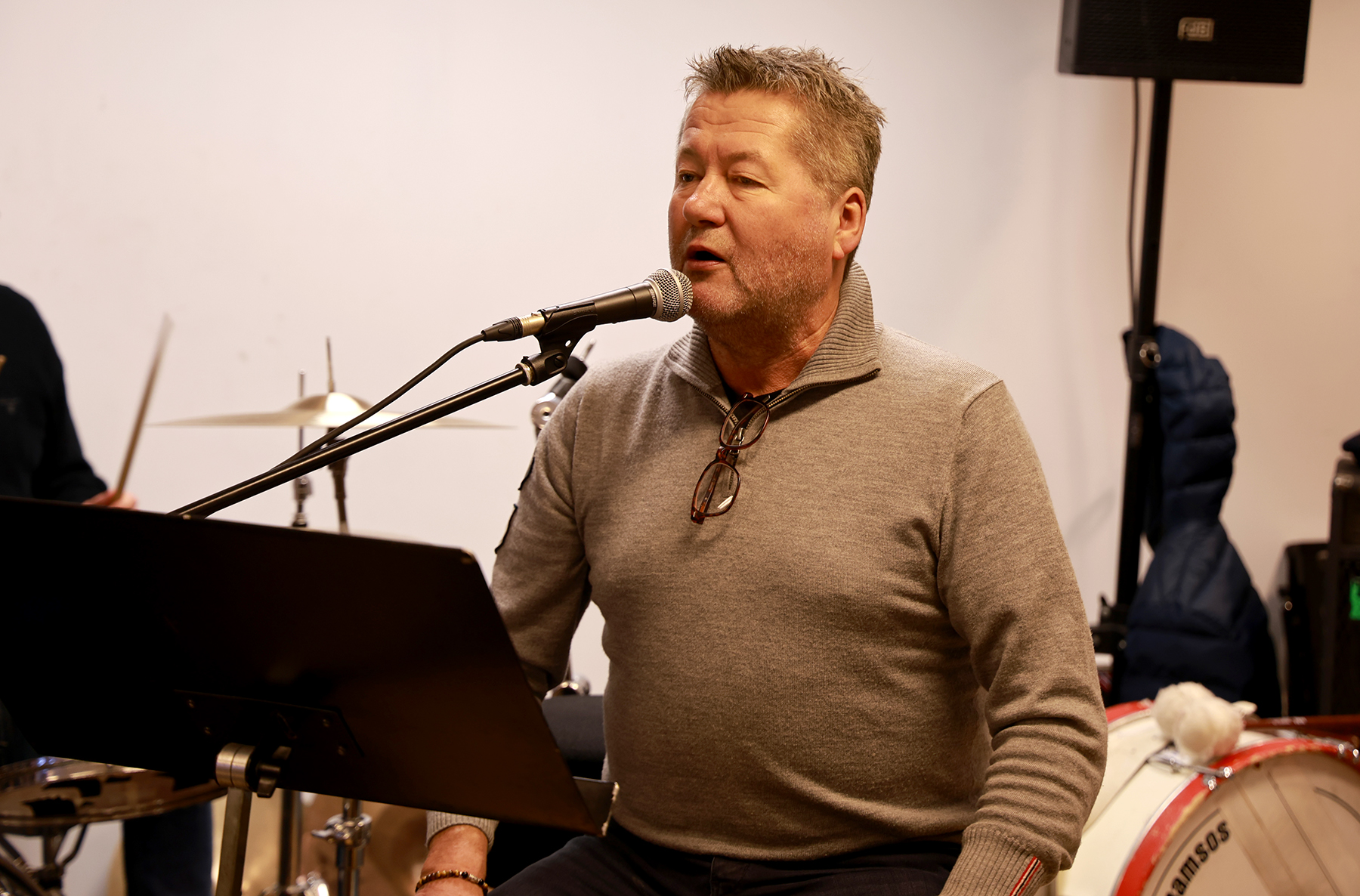 Bjarne Brøndbo sang og pratet med ungene om juletrefest og mye annet artig. 