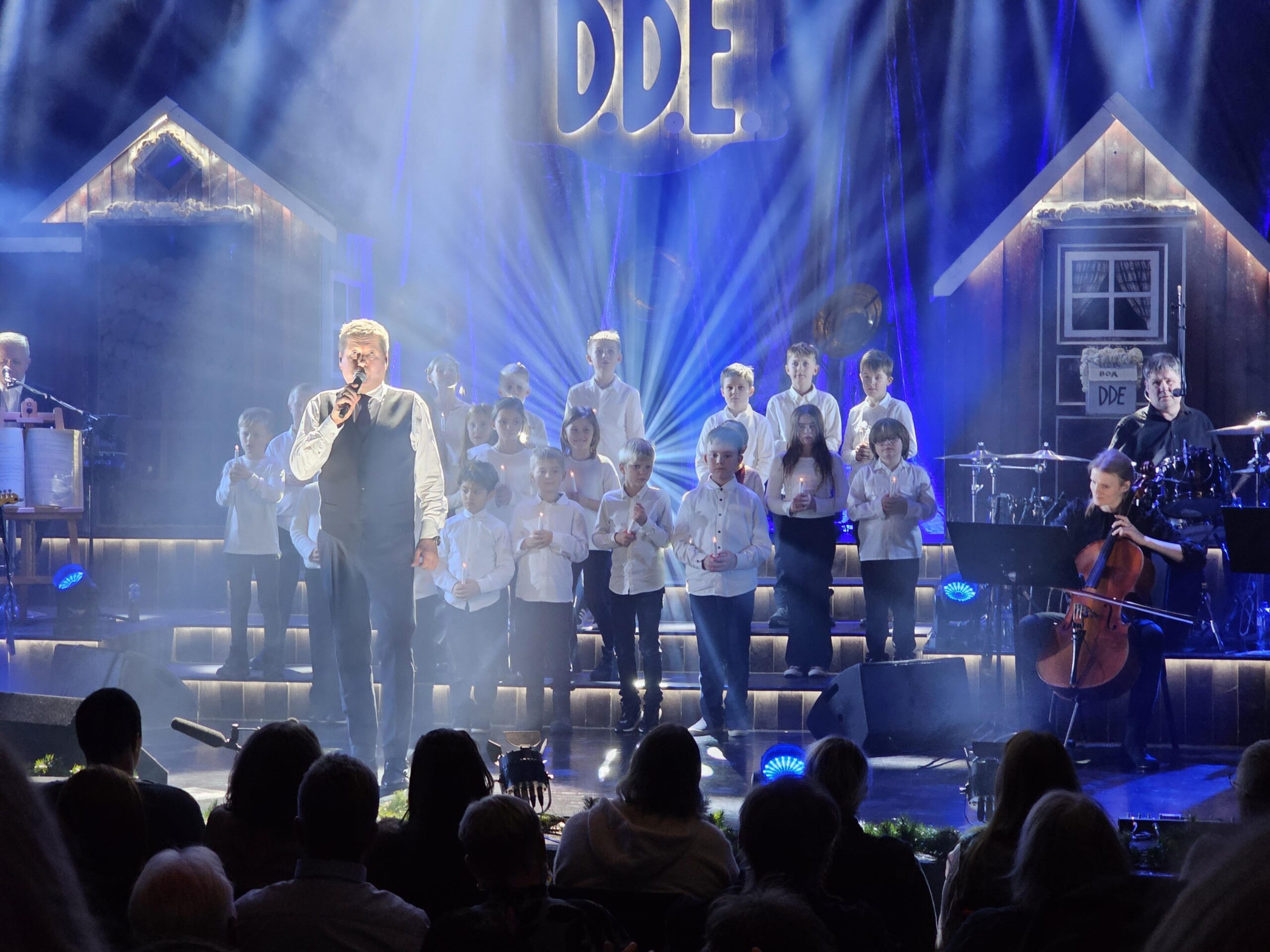 Julekonserten var minnerik, b&aring;de for de i salen og de p&aring; scenen. Foto: Mari-Liis Olsen.