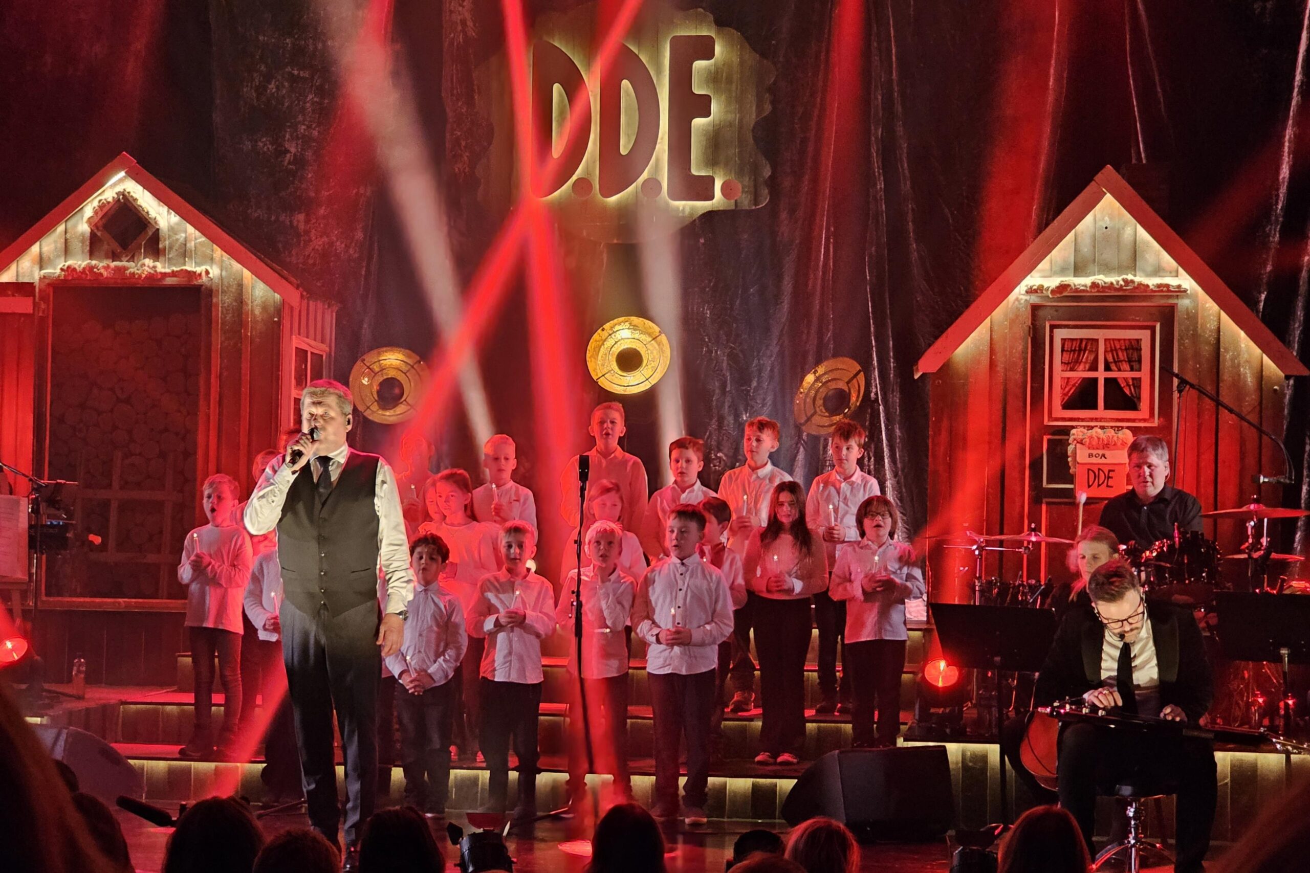 Det var vanskelig &aring; ikke komme i julestemning med Bjarne Br&oslash;ndbo og barnekorets julesanger. Foto: Mari-Liis Olsen.