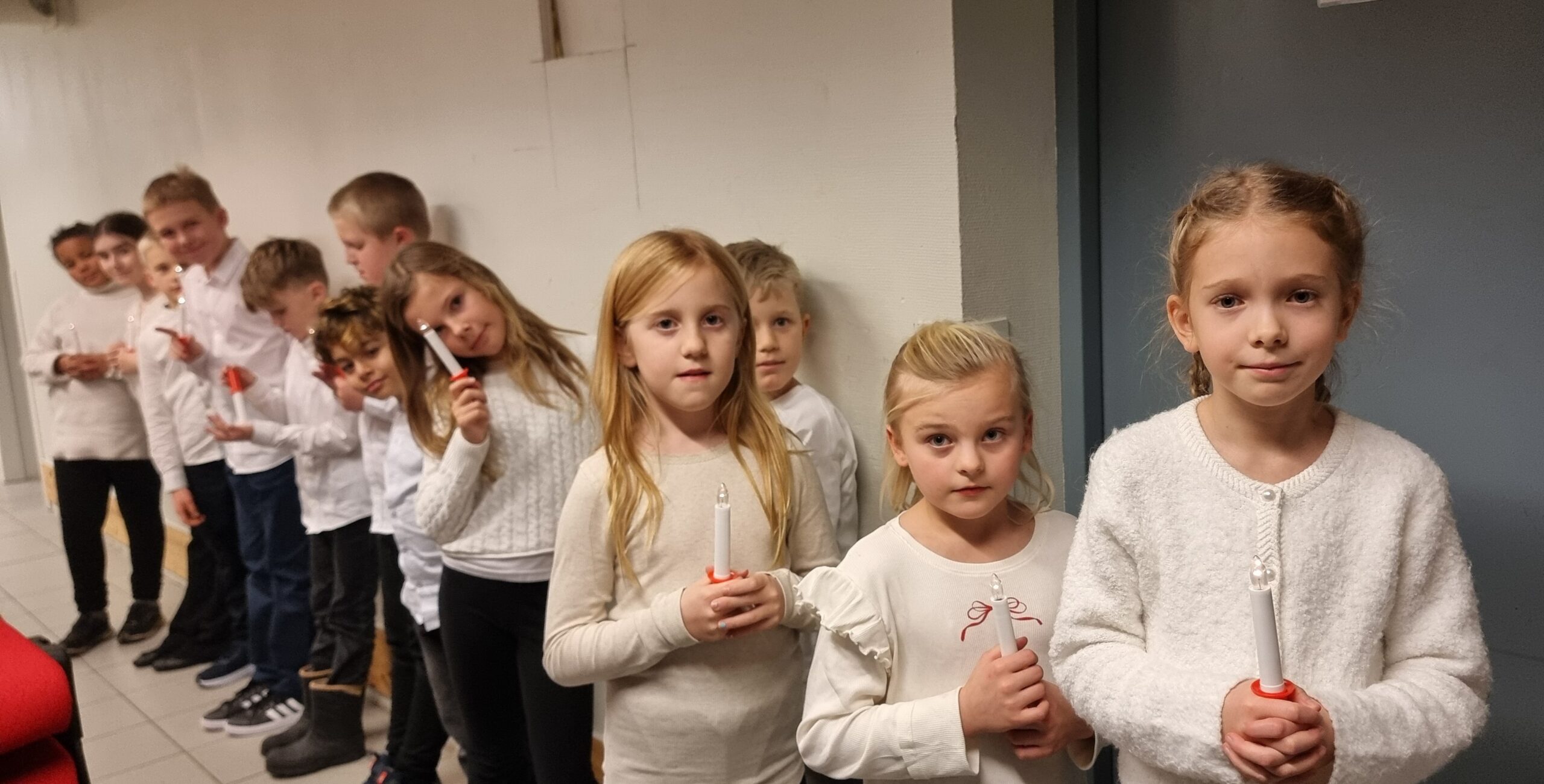 Et spent barnekor klare for &aring; synge avslutningssangen med lys i hendene. Fremst fra h&oslash;yre: Sonja, Nora Natalie og Stella. Foto: Elin Einvik.