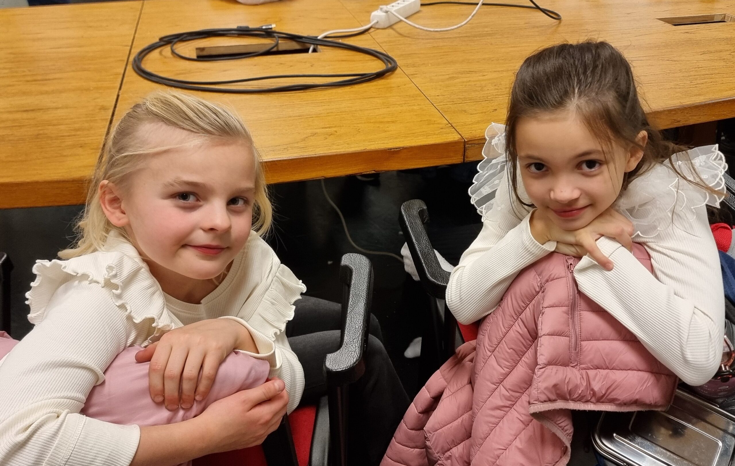 Nora Natalie og Lotta tar en velfortjent pause mellom de to konsertene tirsdag kveld. Foto: Elin Einvik.