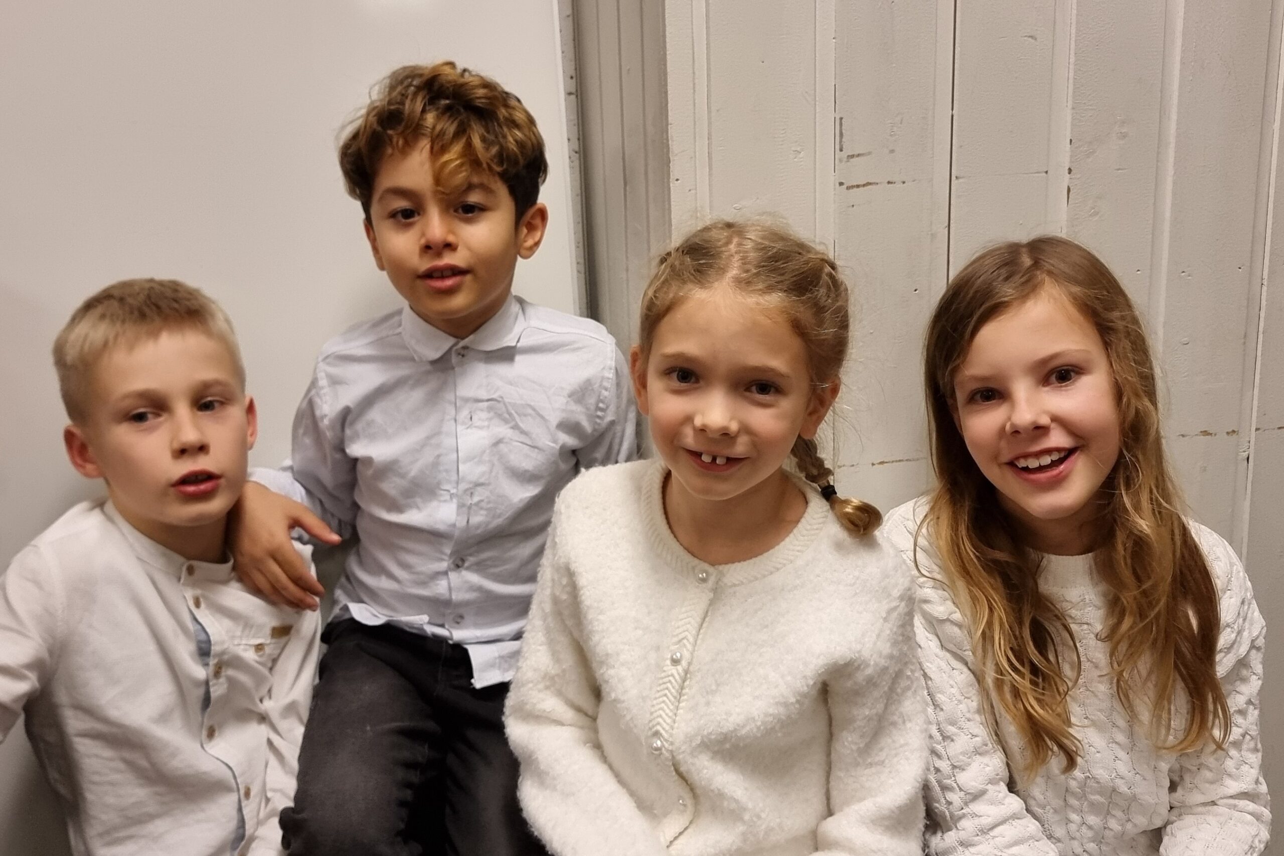 De musikalske 4. klassingene H&aring;kon, Hamza, Sonja og Melissa sier de har kost seg under &oslash;vingene og forestillingene. Foto: Elin Einvik.