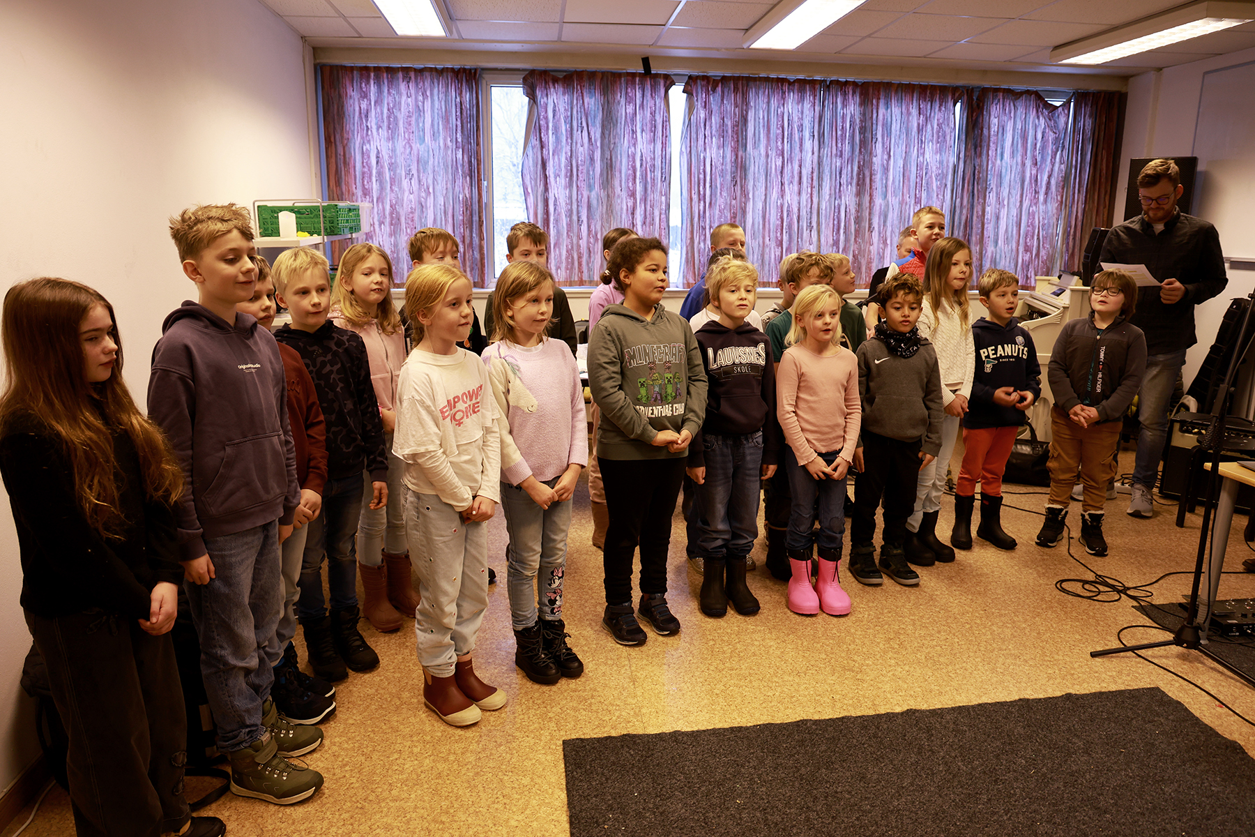 Det var helt tydelig at koret hadde øvd på forhånd. De kunne sangene og sang av full hals for et imponert D.D.E.