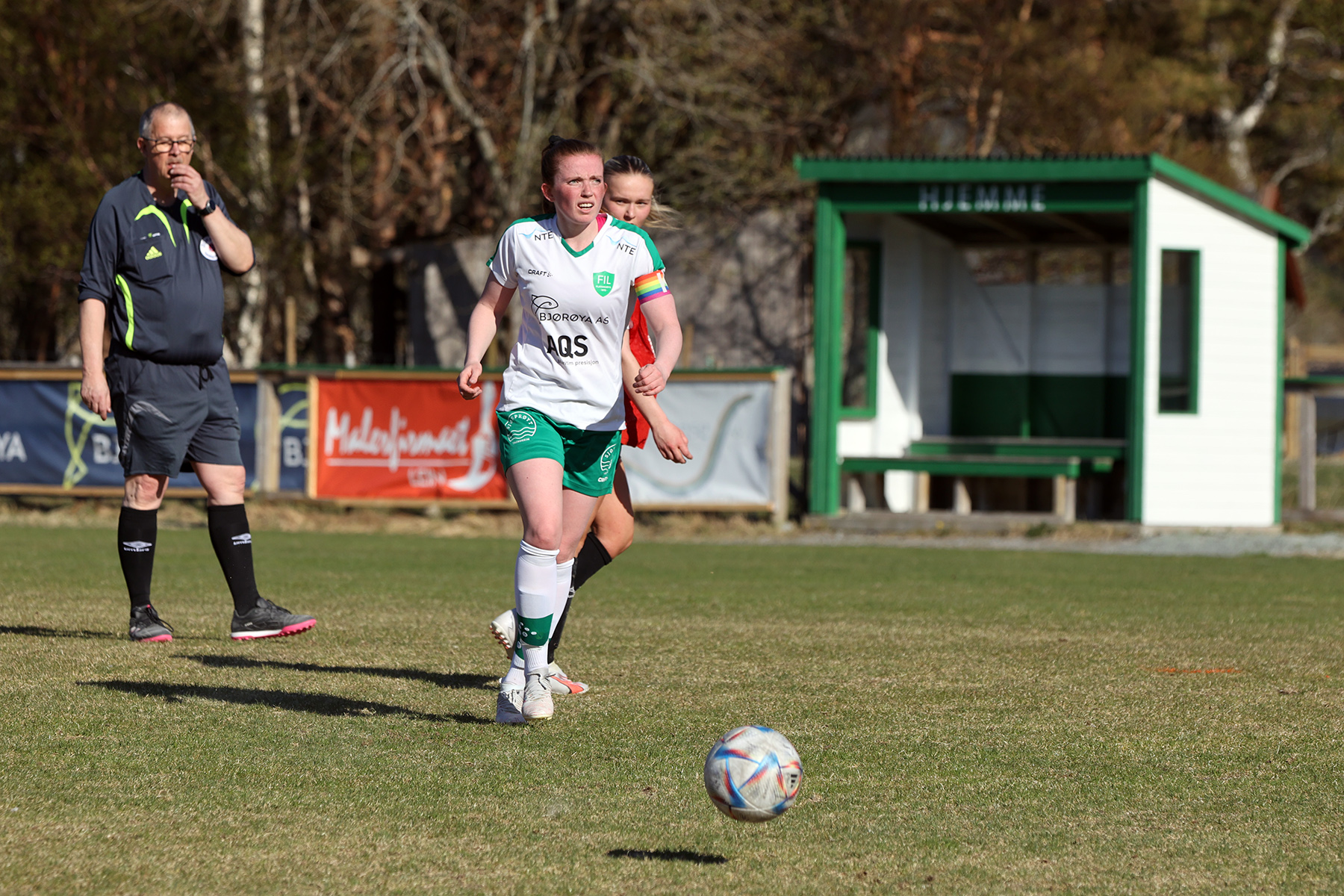 Kaptein Julie Devik Leithe synes det er helt rått at Bertil Ovesen stiller som dommer.