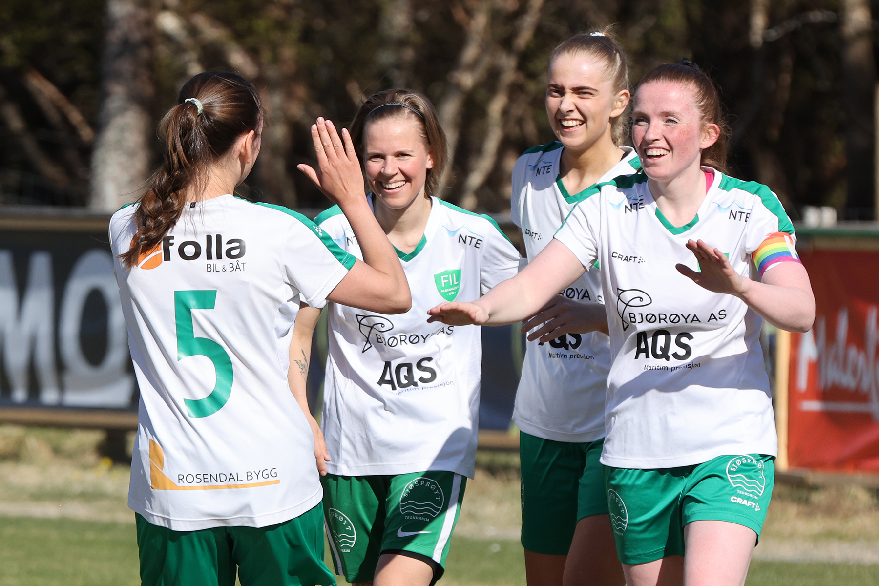 Flatanger fikk mange mål å feire, fra venstre: Marthe Lein, Signe Kristine Jakobsen og Julie Devik Leithe.