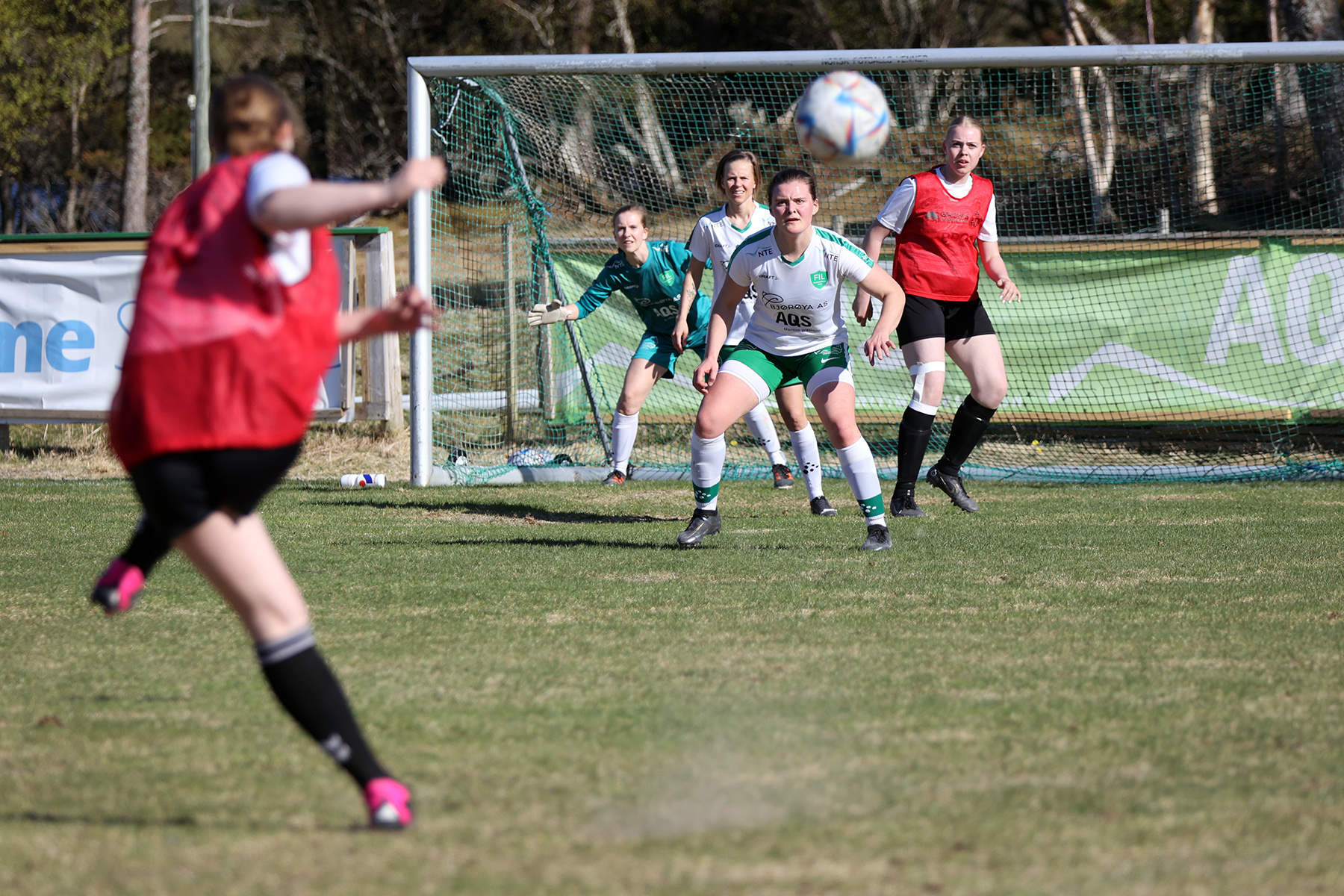 Et langskudd fra Grong som keeper Inga Lovise Halsvik Sandnes redder.