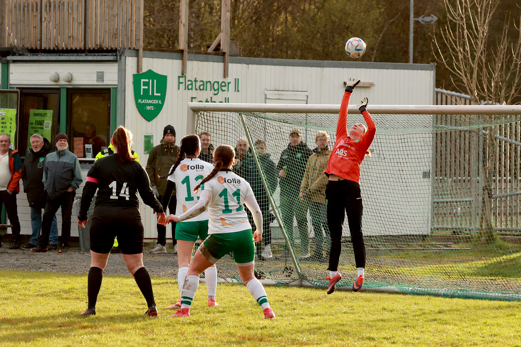 Kaja Jarmund sto stødig i mål. Denne gikk rett over tverrliggeren.