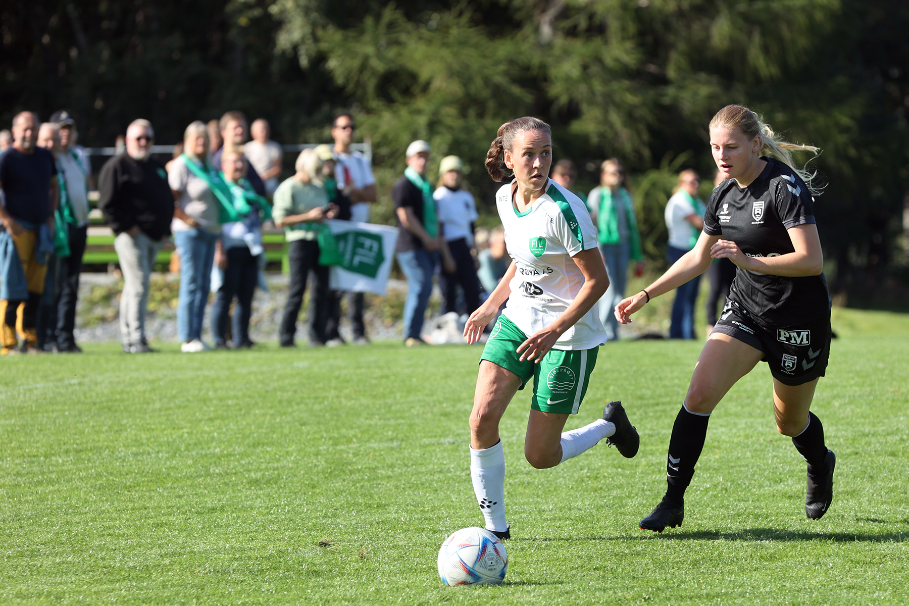 Charlotte Lein med publikum i ryggen.