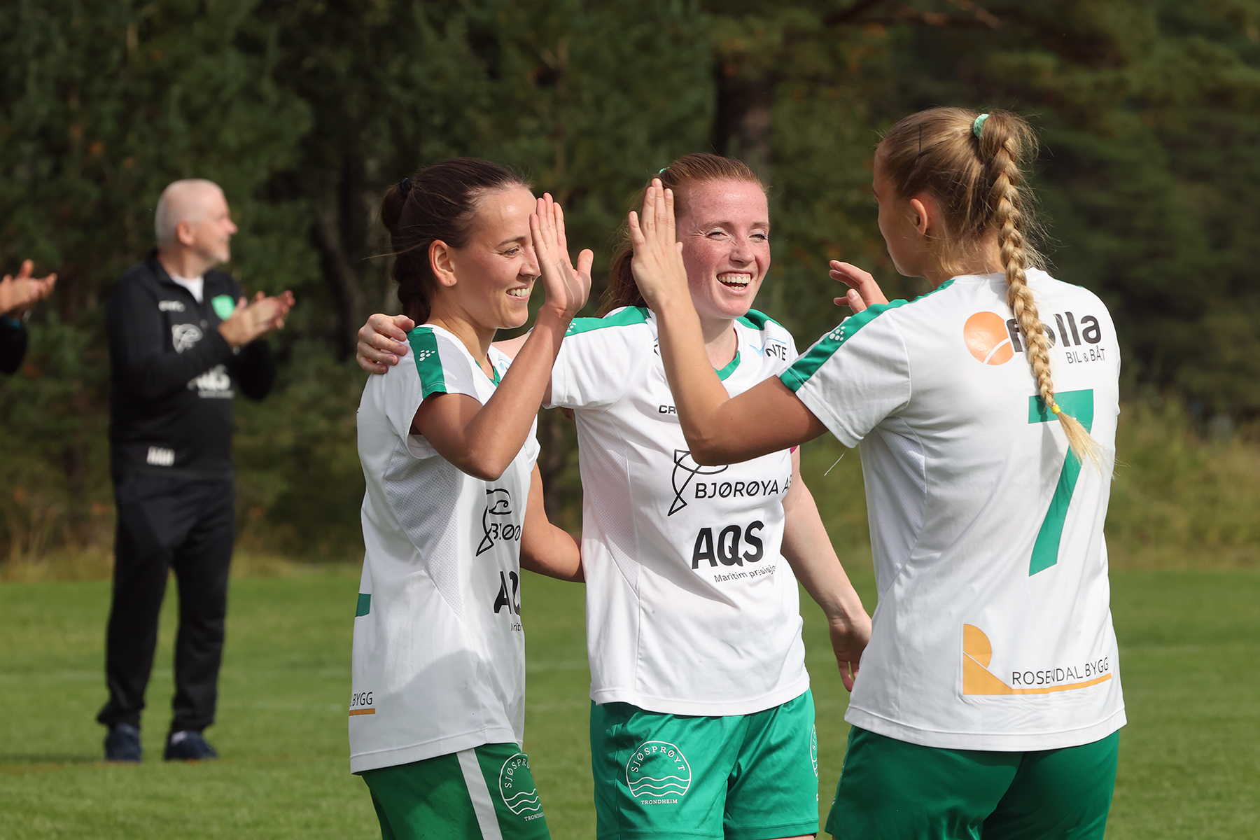 Det ble mye &aring; juble for i l&oslash;rdagens kamp. Her f&aring;r Charlotte Lein (til venstre) high five av Julie Devik Leithe og Signe Jakobsen etter 4-1-sk&aring;ringa.
