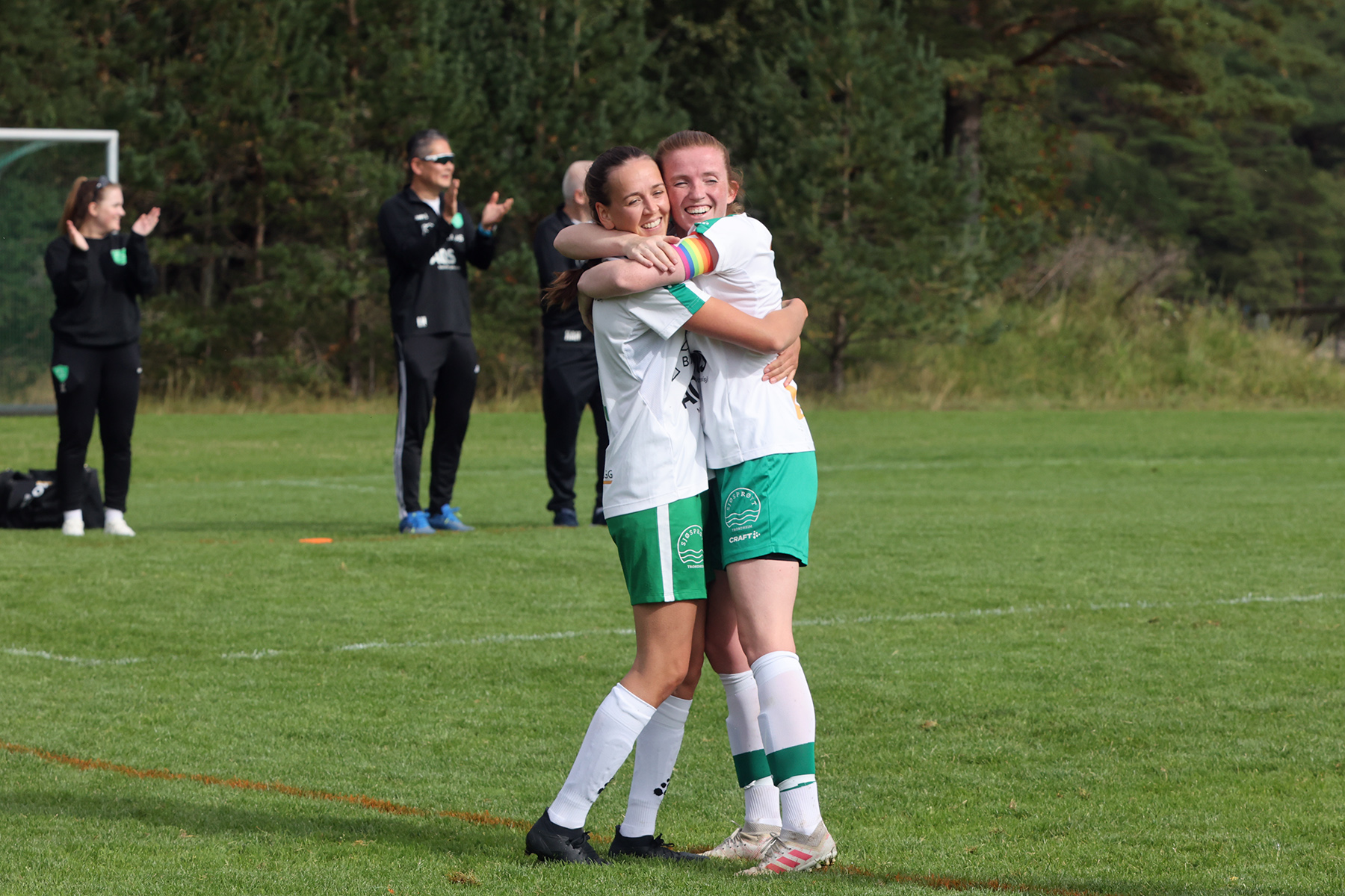 Charlotte Lein og Julie Devik Leithe jubler over 4-1-sk&aring;ringa.