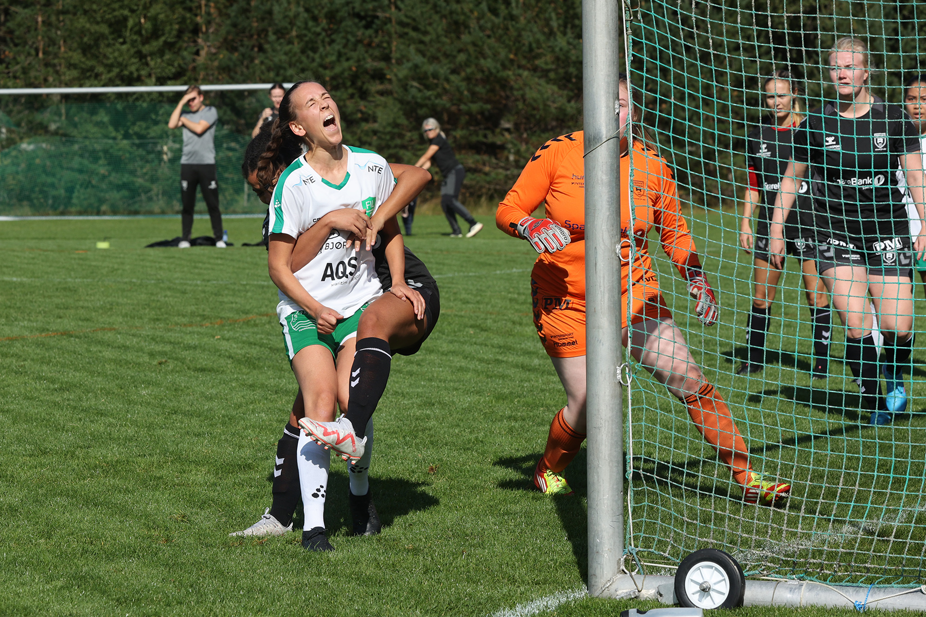 Charlotte Lein ble godt passet p&aring; foran m&aring;l.