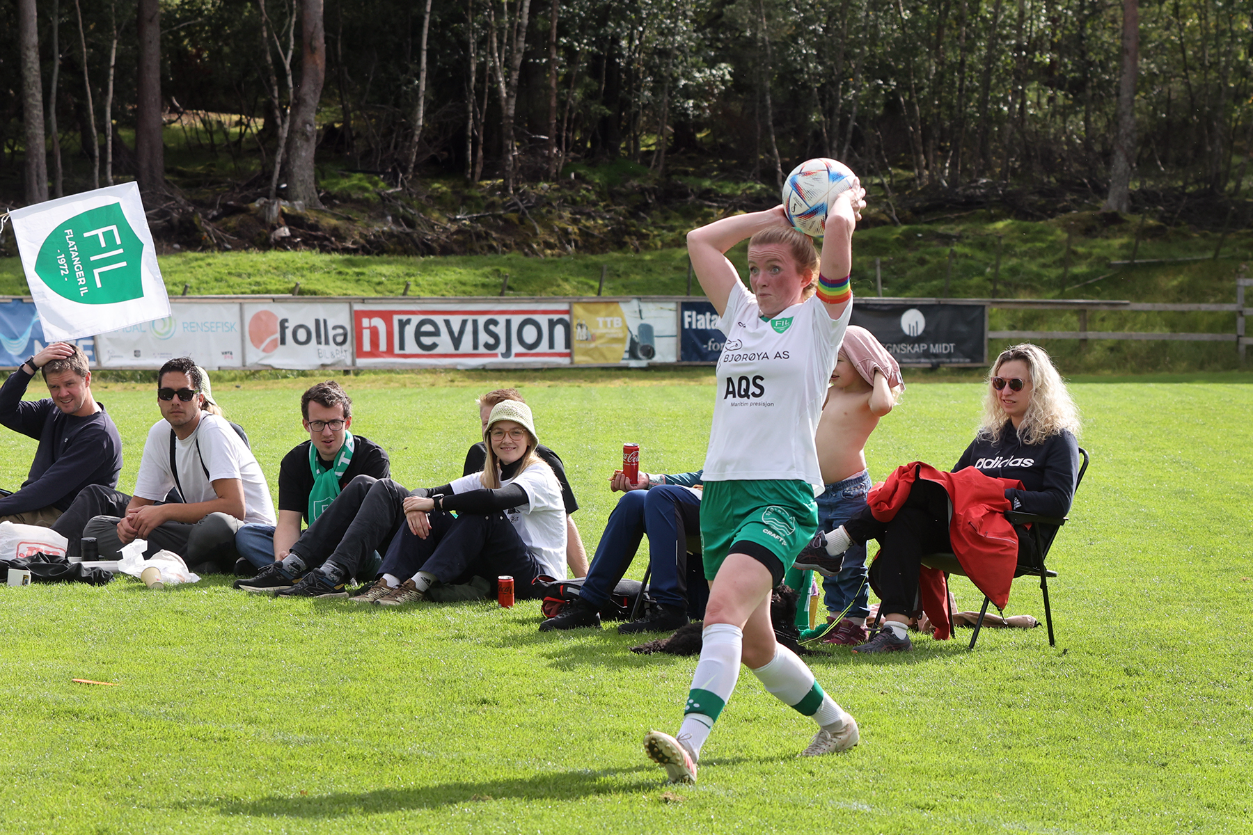 Noen hadde piknik i det gr&oslash;nne, mens noen m&aring;tte gj&oslash;re jobben. Julie Devik Leithe tar innkast.