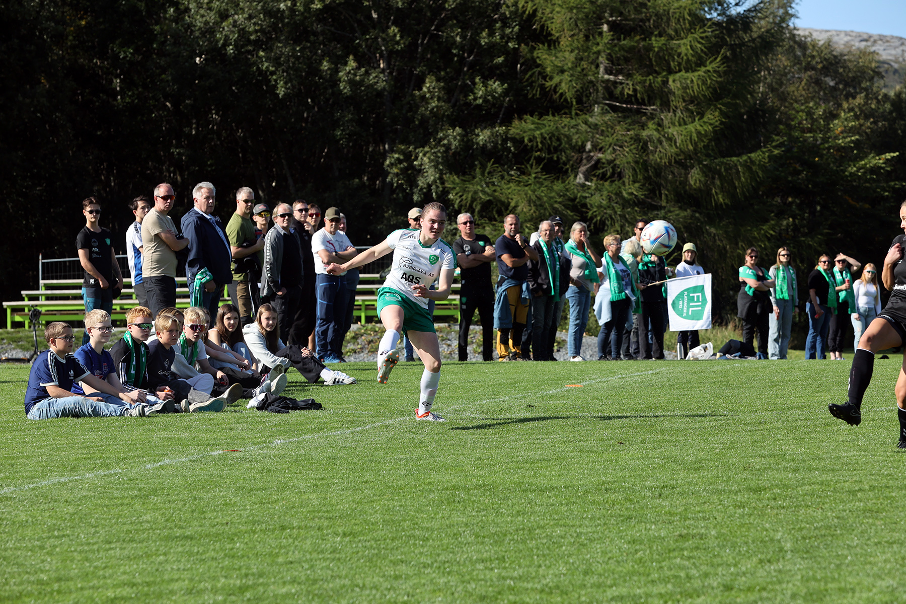 Mye publikum hadde m&oslash;tt opp for &aring; heie laget fram til seier!
