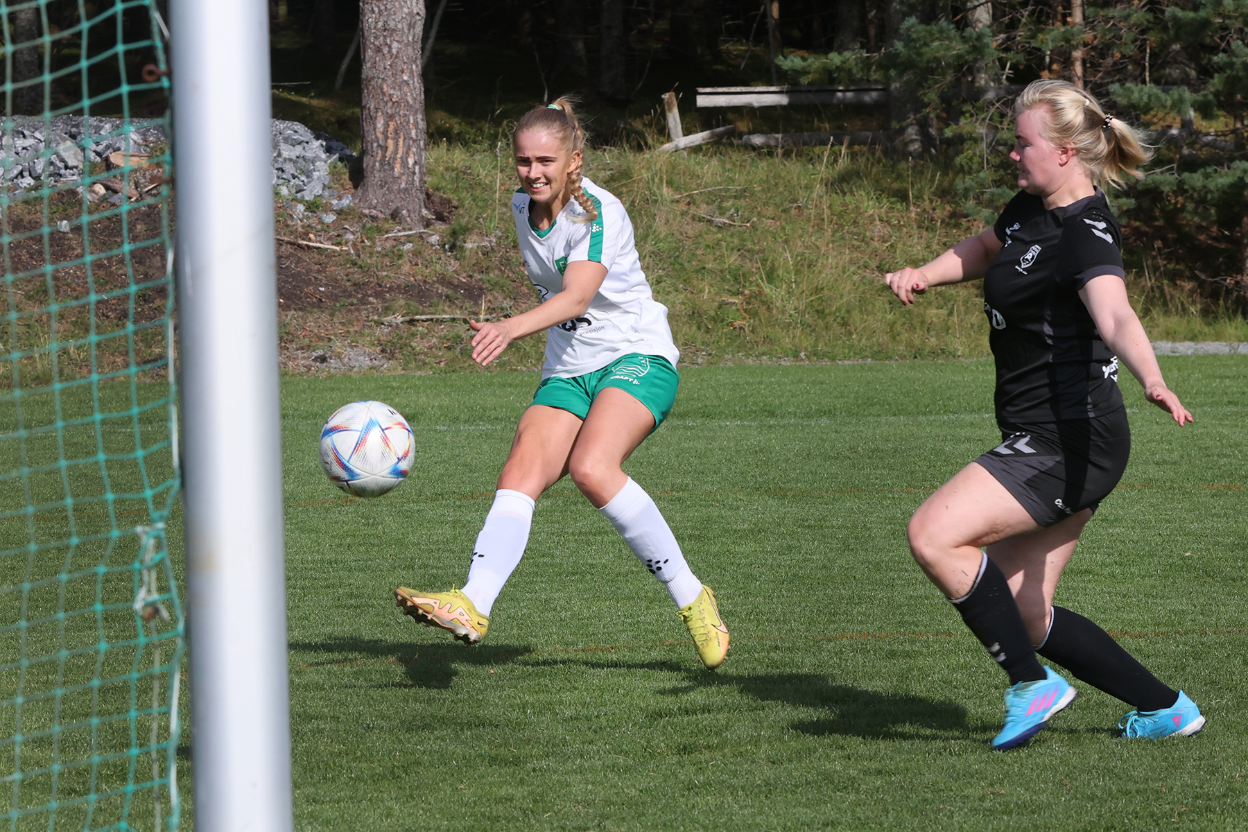 Fra skr&aring; vinkel setter Signe Jakobsen inn 6-1-m&aring;let i kampens siste minutt.