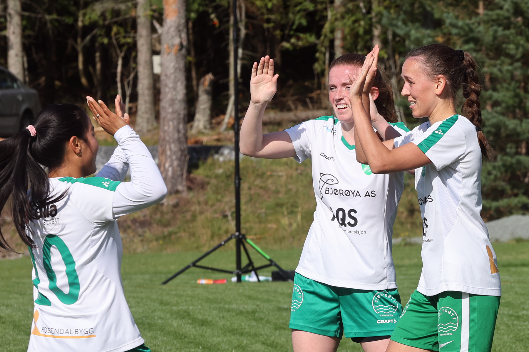 Sara Hansen, Julie Devik Leithe og Charlotte Lein jubler for nok ei sk&aring;ring.